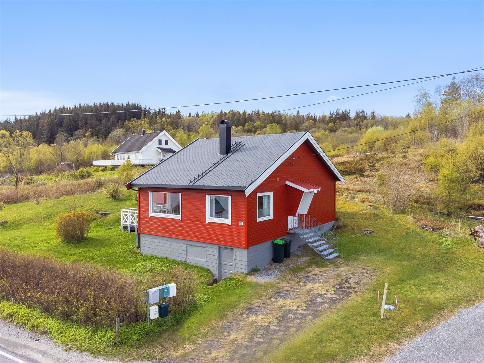 Eiendommen består av en opparbeidet boligtomt med enebolig, uthus og naust. Galleribilde
