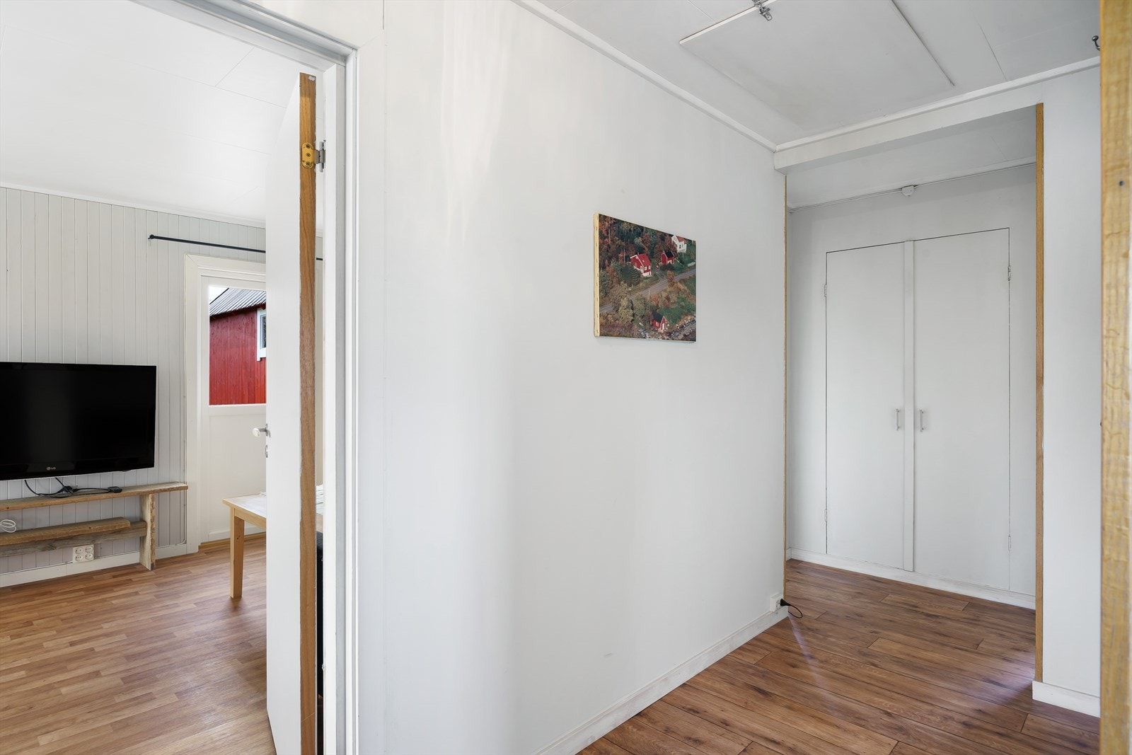 Boligen har adkomst via entré/gang som binder sammen alle rom i etasjen. Galleribilde