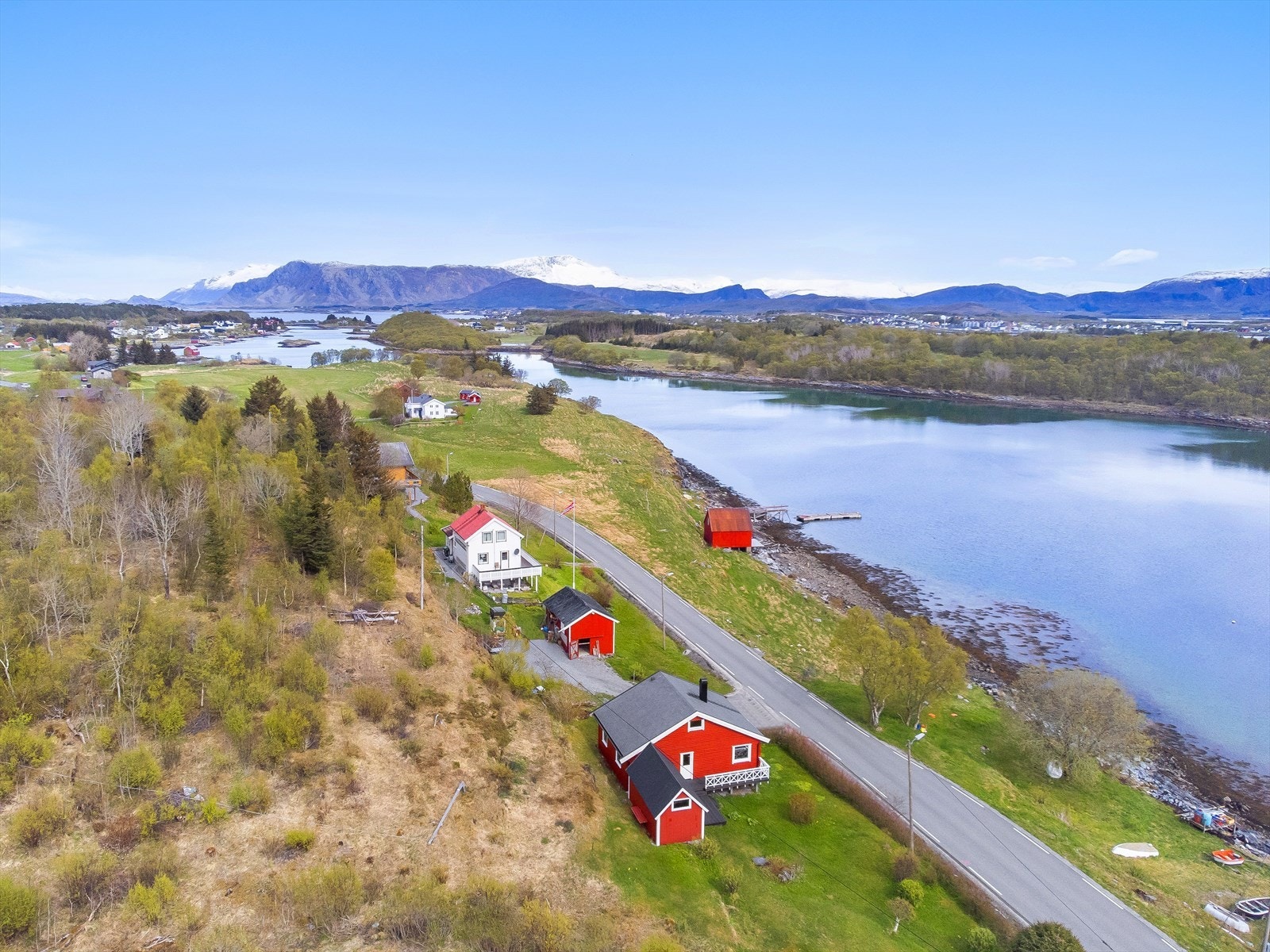 Tomten er pent opparbeidet med gruset innkjørsel, plenarealer, busker og trær, samt innslag av naturtomt og synlig berg som gir eiendommen et naturlig og harmonisk uttrykk. Galleribilde