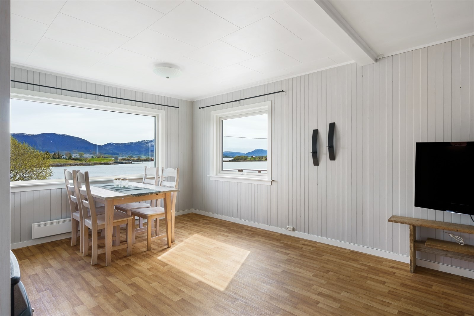 Stuen har et stort vindu mot sørøst med utsikt mot Nordhussundet. Galleribilde