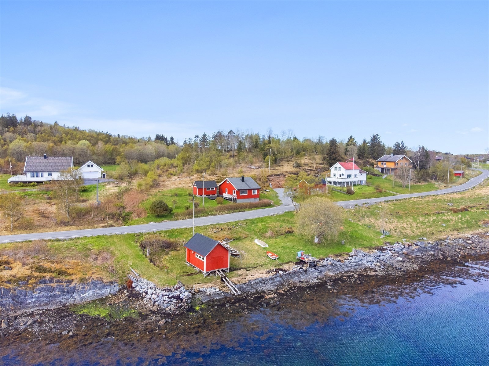 Eiendommen har attraktiv og sjønær beliggenhet med flott utsyn mot Nordhussundet, omkringliggende øyer og fjellandskap. Galleribilde