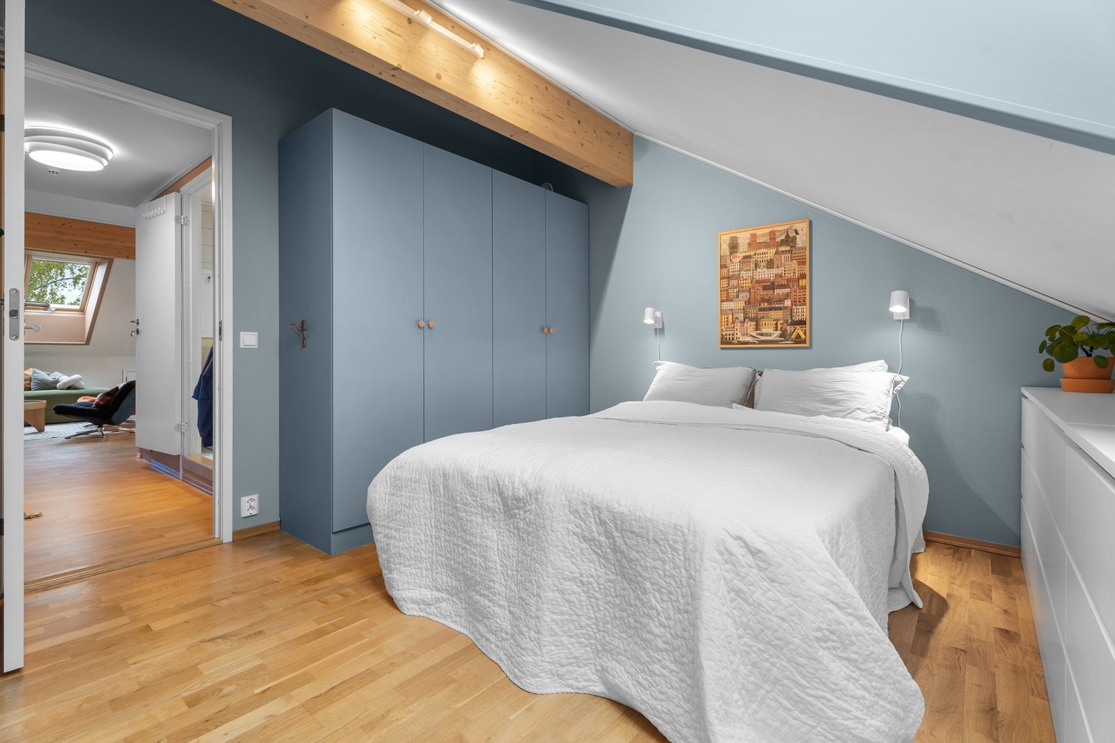 Hvovedsoverom - God plass til dobbeltseng, garderobe og kommode. Galleribilde