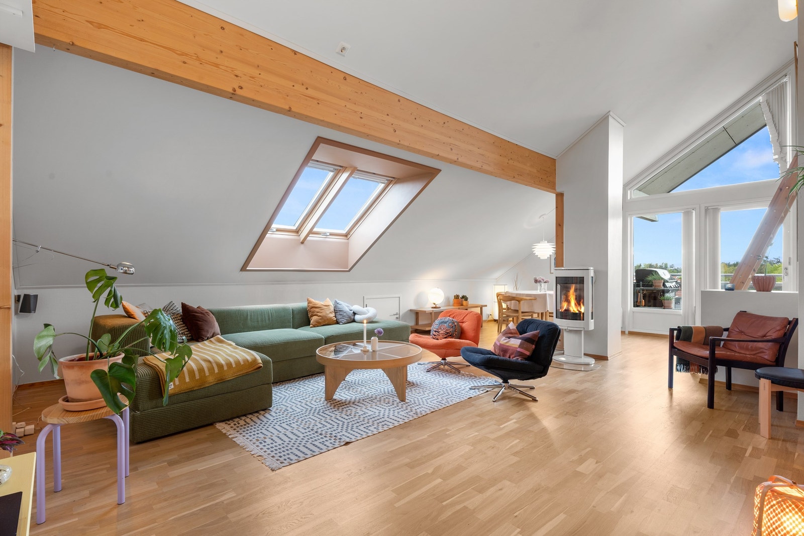 Det er store vindusflater som slipper inn rikelig med lys og skaper en lys og luftig atmosfære i stuen. Velux-vindu i tak blir byttet ut i regi borettslag. Galleribilde