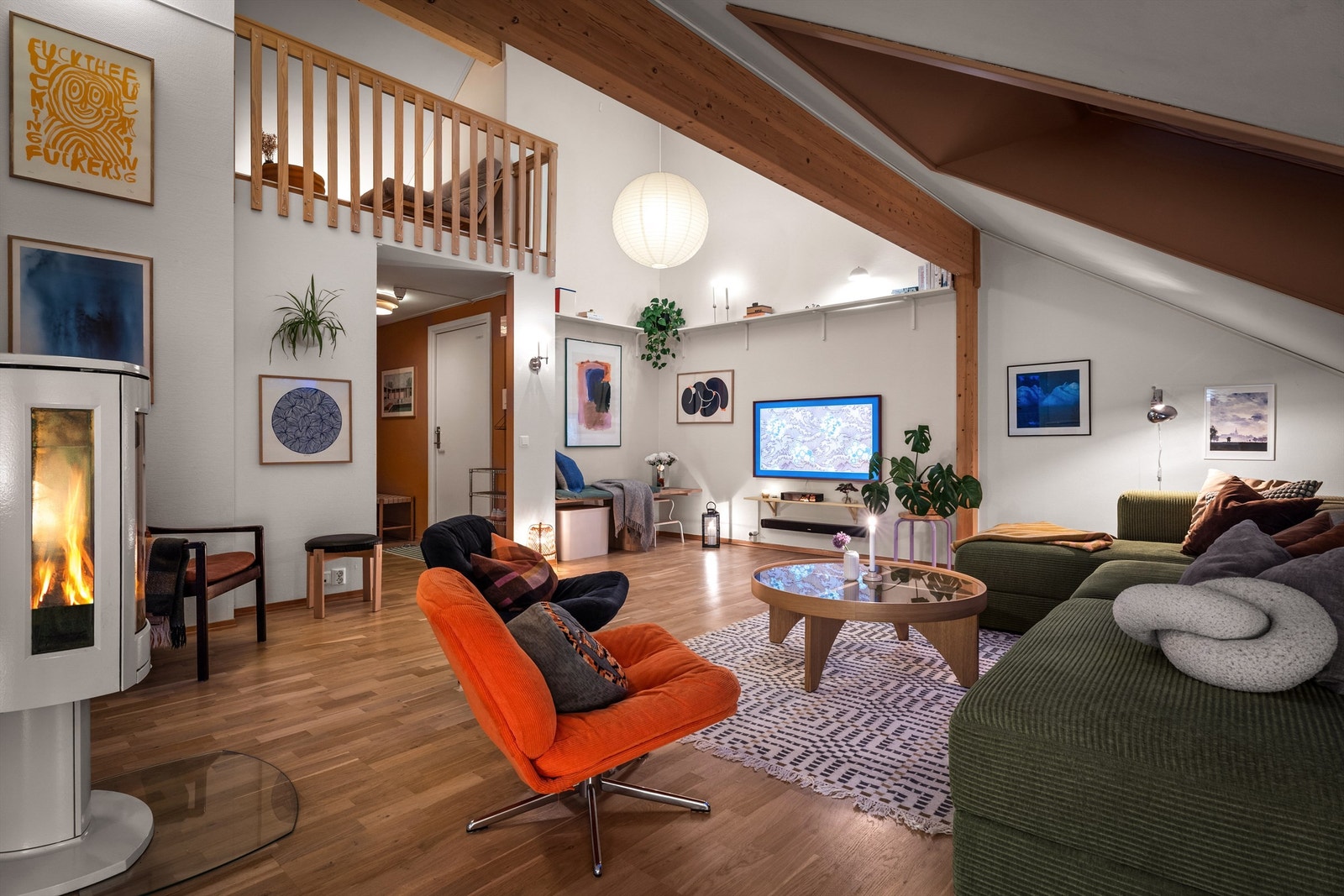 Stue er romslig og med god plass til å møblere - Legg merke til peisen som både gir god varme og en lun stemning. Galleribilde