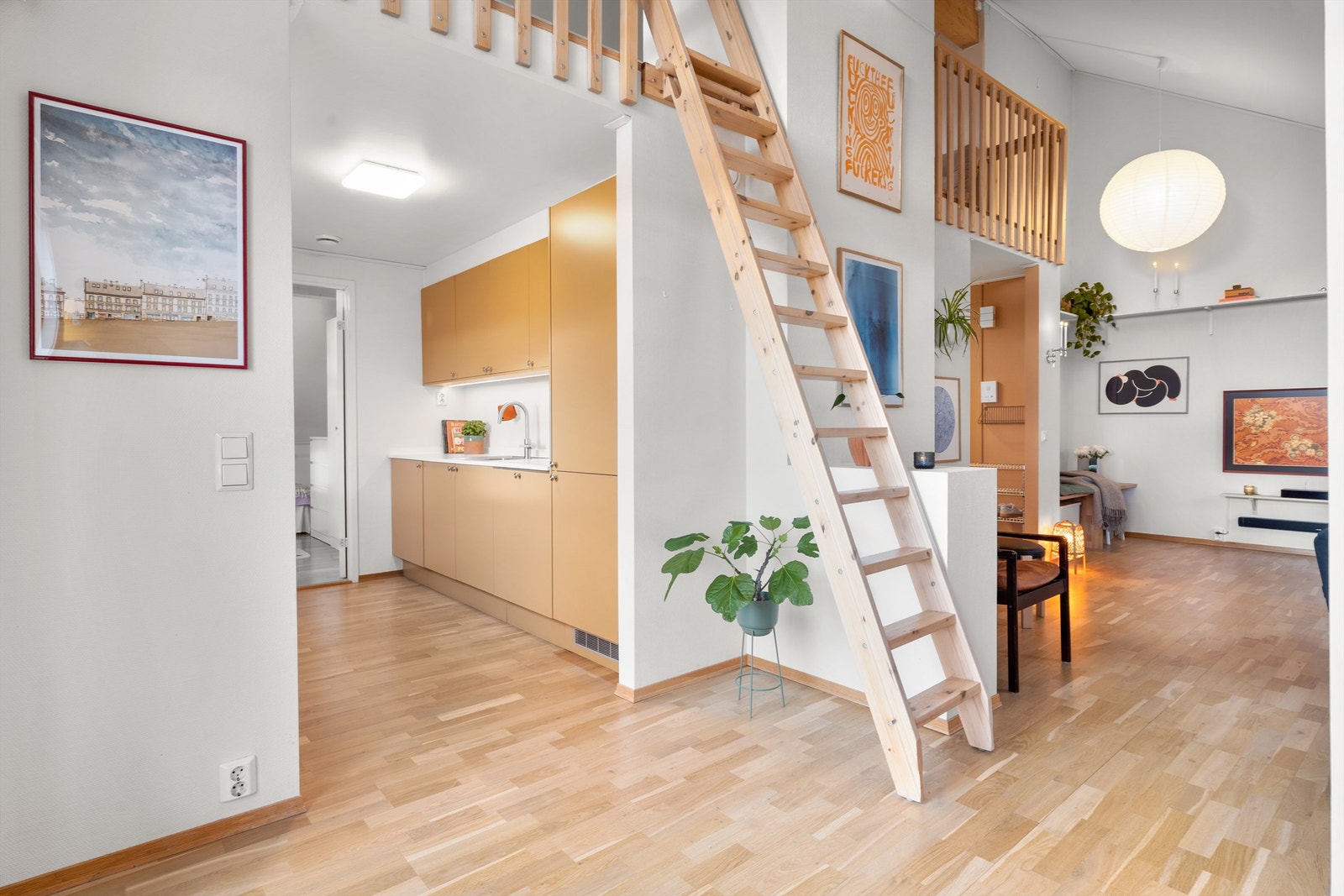 Arealet på hems måles til 18 m2 (ALH), men grunnet lav takhøyde er ingen deler av arealet måleverdig som bruksareal. Galleribilde