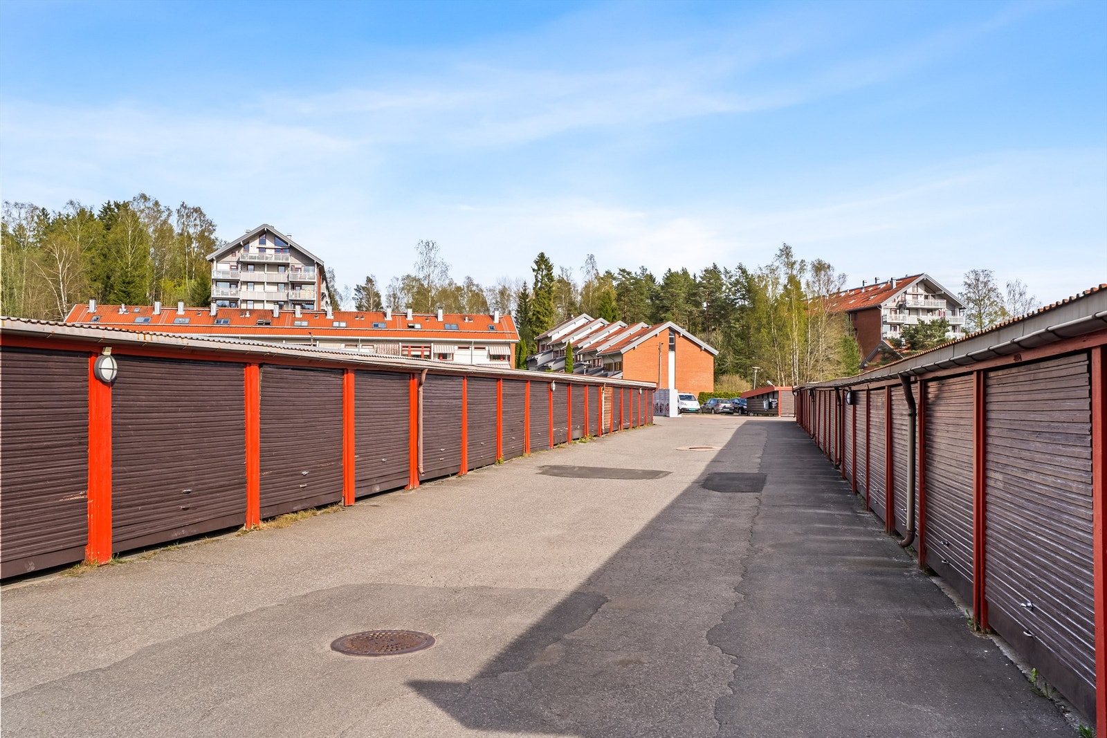 Borettslaget har 293 parkeringsplasser til fritt bruk - Mulighet for leie av garasje- eller biloppstillingsplass fra borettslaget se salgsoppgave.* Galleribilde