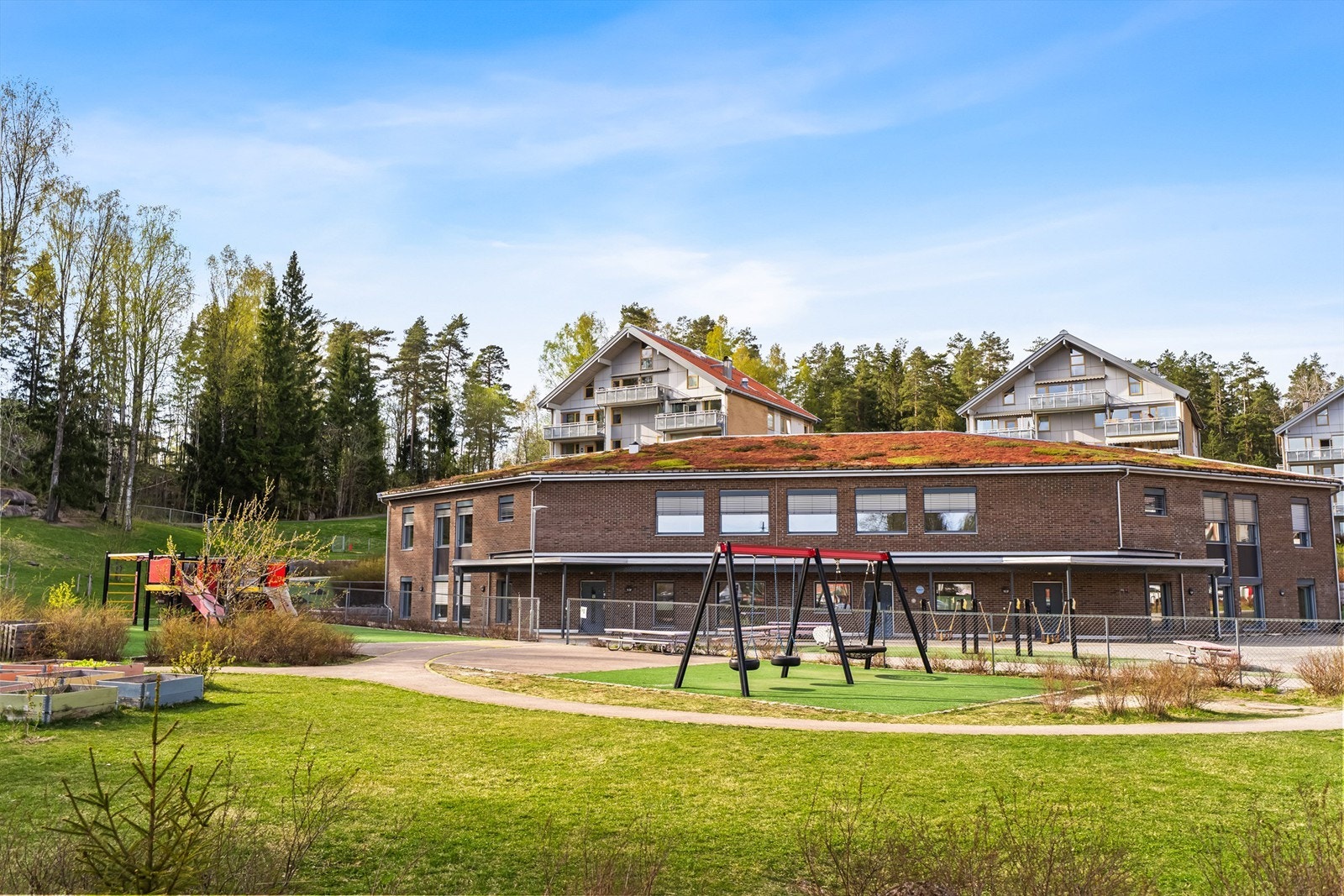 Litt lenger opp i borettslaget ligger en nyere barnehage, Ødegården barnehage. Galleribilde