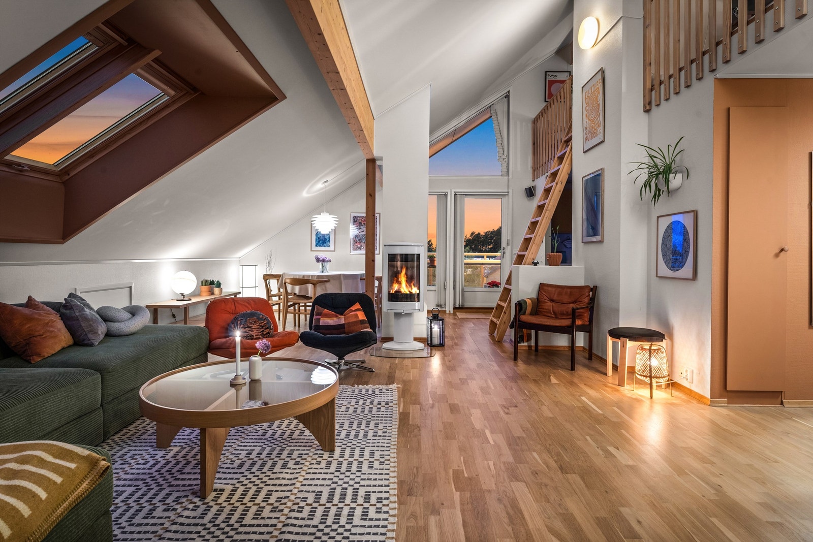 Velkommen til Harald Hårfagres vei 26A - Moderne 3-roms m/hems med rolig og sentral beliggenhet. Foto: Oh Shots Galleribilde