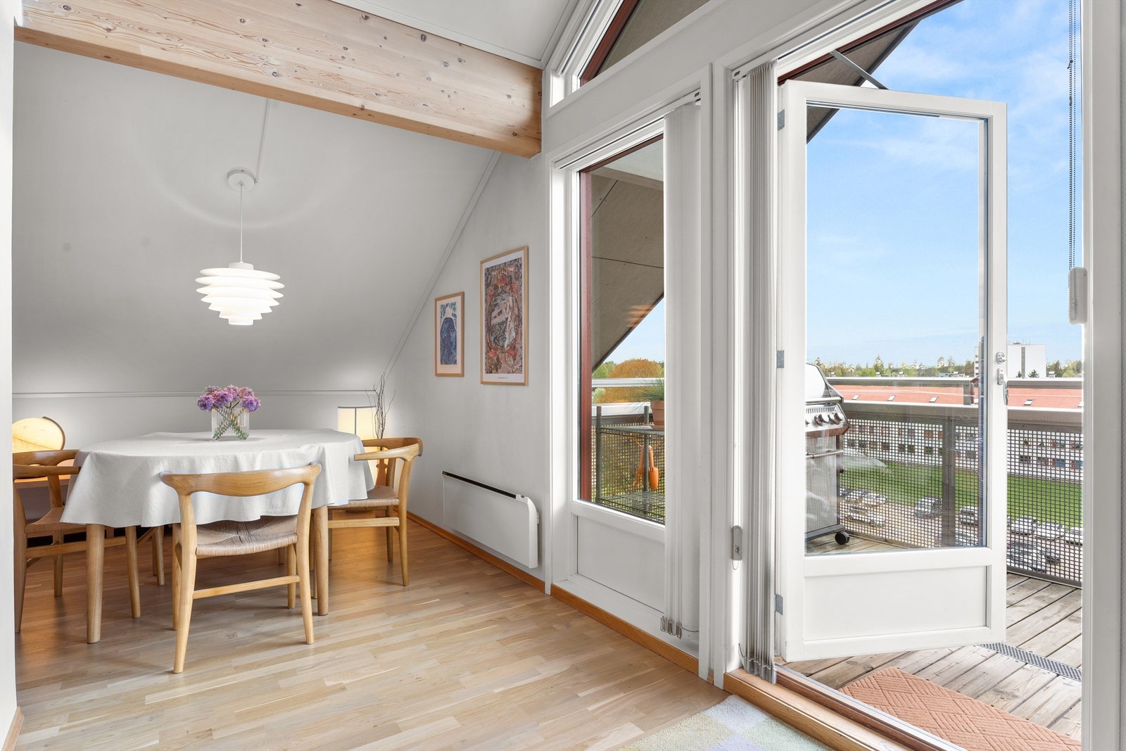 Fra stuen er det direkte utgang til vestvendt balkong på ca. 14m² - her får du sol fra formiddag til solen går ned. Galleribilde