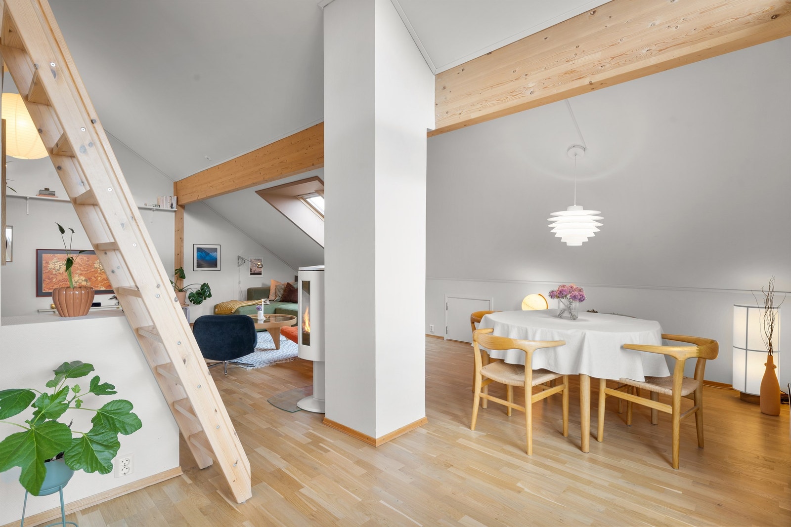 Det er en naturlig og fin plass for å innrede med spisebord med god plass til å invitere venner og familie på middagsselskaper. Galleribilde