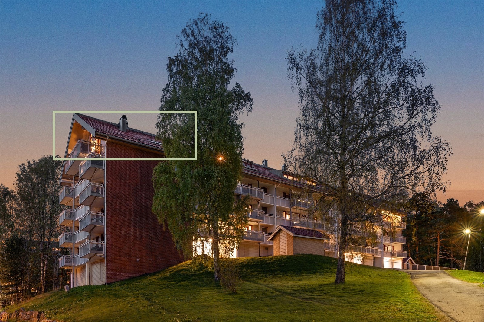 Moderne 3-roms toppleilighet m/hems - fantastisk utsikt og svært gode solforhold - rett v/marka - 20 min til Oslo Galleribilde