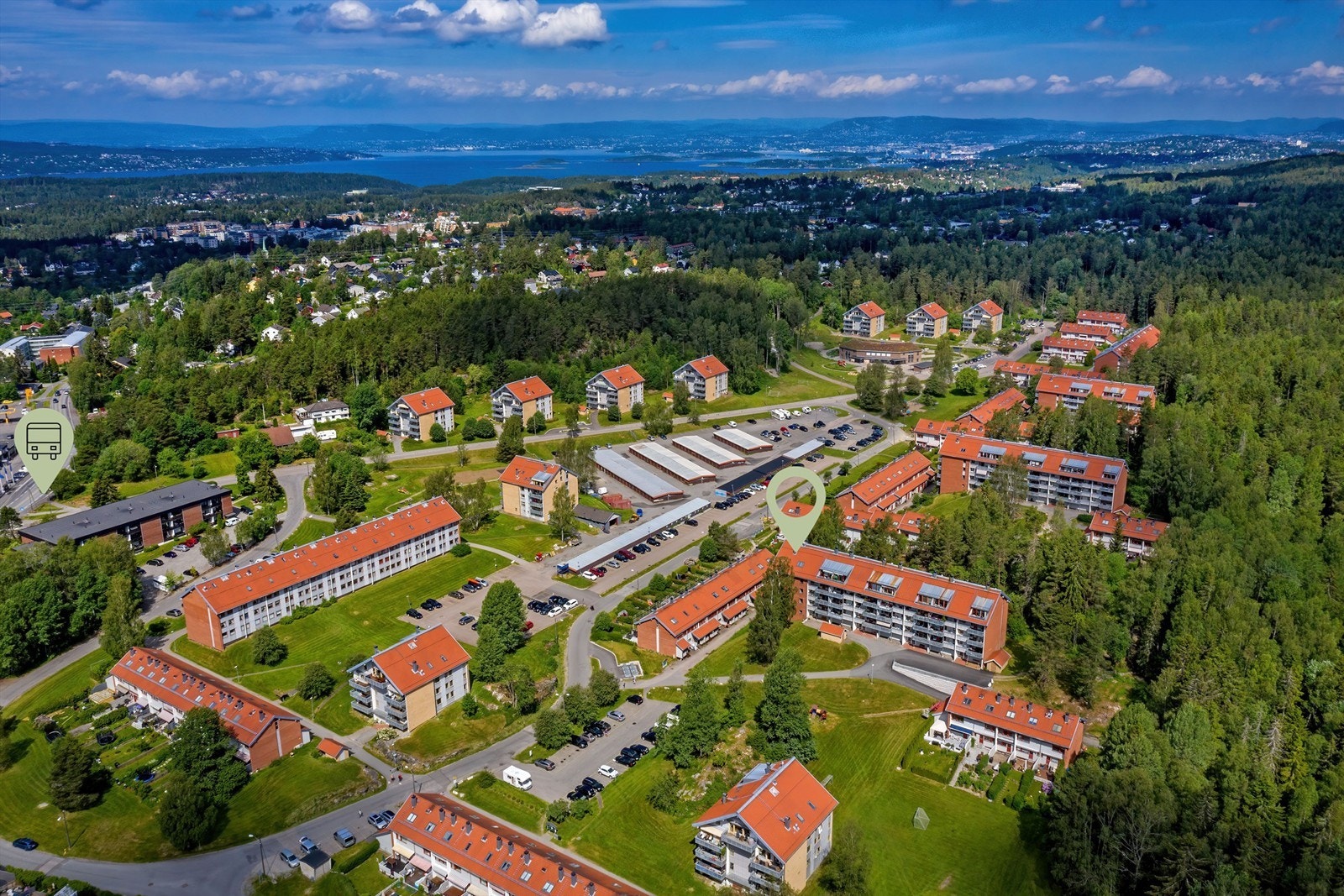 Området har frodige grøntområder og er kjent for sitt gode bomiljø, leiligheten har svært god intern beliggenhet. Galleribilde