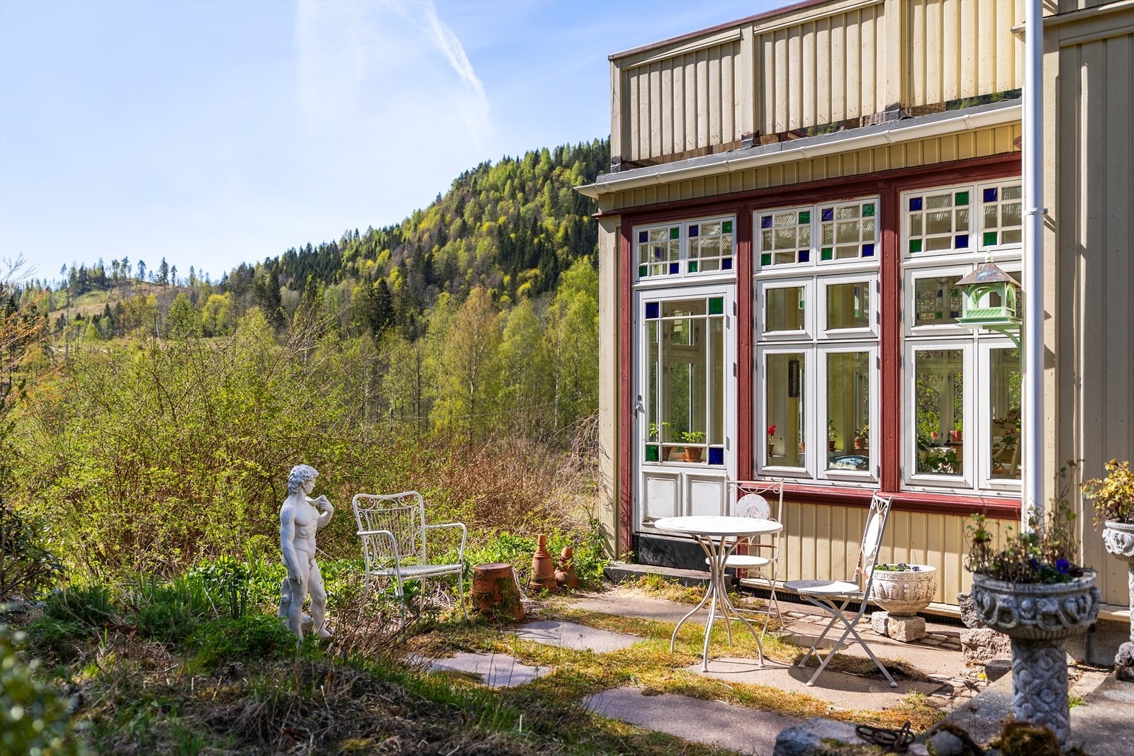 Auen gård antas å ha middelaldersk opprinnelse, og gårdens historiske forankring er en viktig del av helhetsinntrykket. Ifølge gårdens egen nettside mottok eiendommen også utmerkelsen Olavsrosa i 2002 for arbeid med å ta vare på norsk kulturarv. Galleribilde
