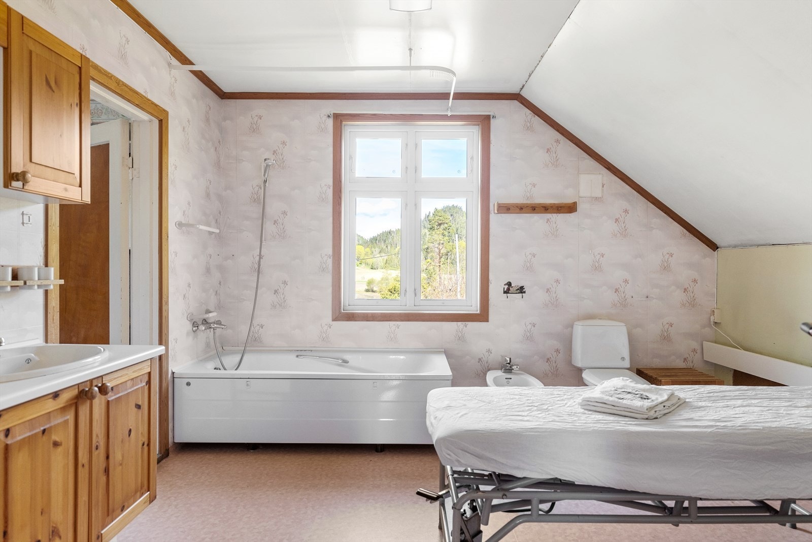 Badet er utstyrt med servantinnredning, toalett og dusj/badekar, samt opplegg for vaskemaskin. Galleribilde