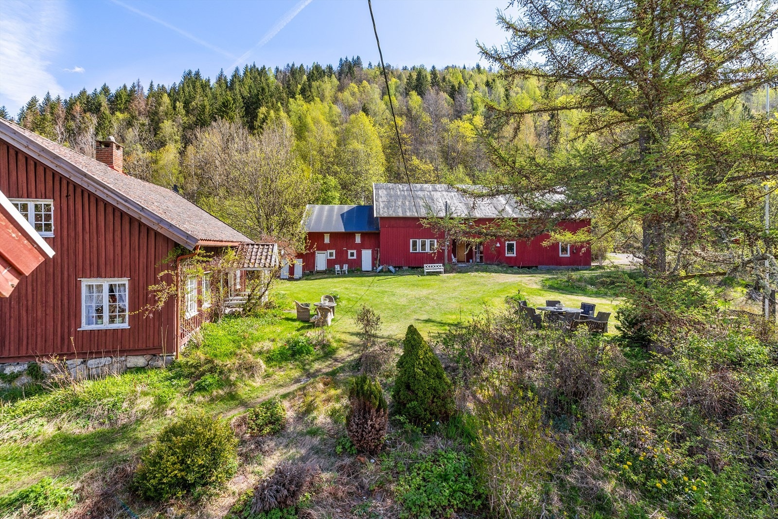 Tunet sett fra huset. Gamlestua til venstre og låven rett frem. Galleribilde