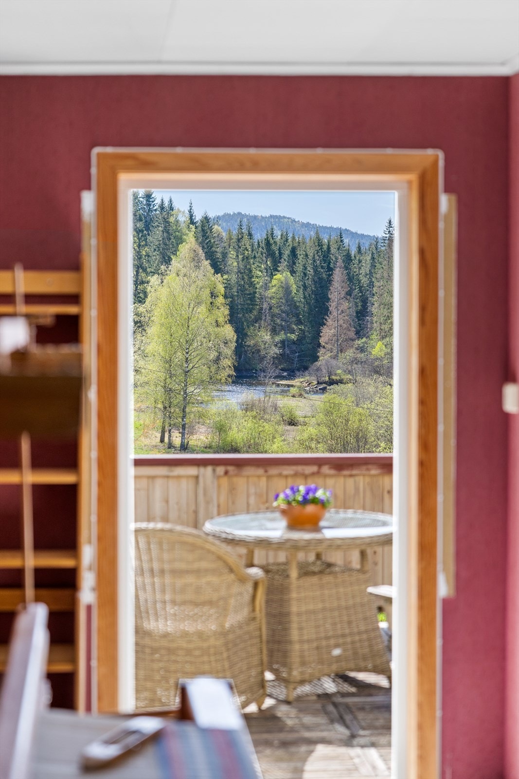 Vakker utsikt fra de fleste rom - her fra trappegangen i 2.etg og ut mot verandaen. Galleribilde