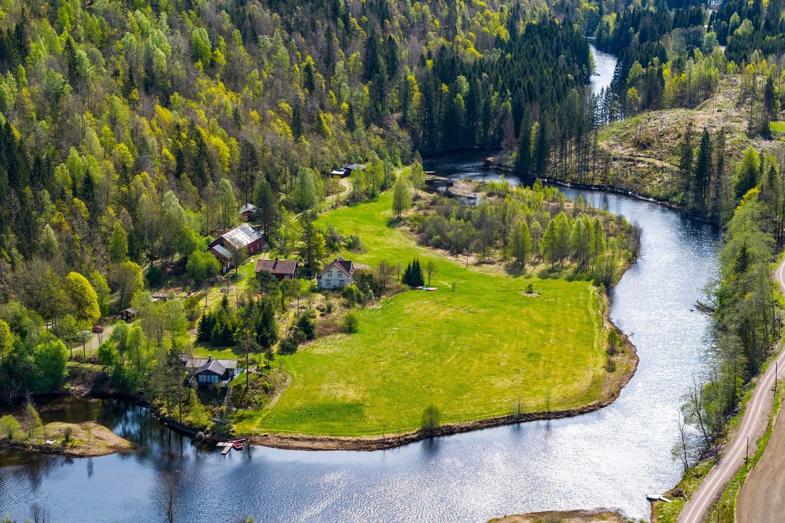 Svartangveien 211 har en landlig og fredelig beliggenhet, omgitt av vakker natur som byr på ro og rekreasjon. Eiendommen er oppgitt å være totalt 137897 kvm fordelt på to teiger på hhv 53855 kvm og 84042 kvm. Galleribilde