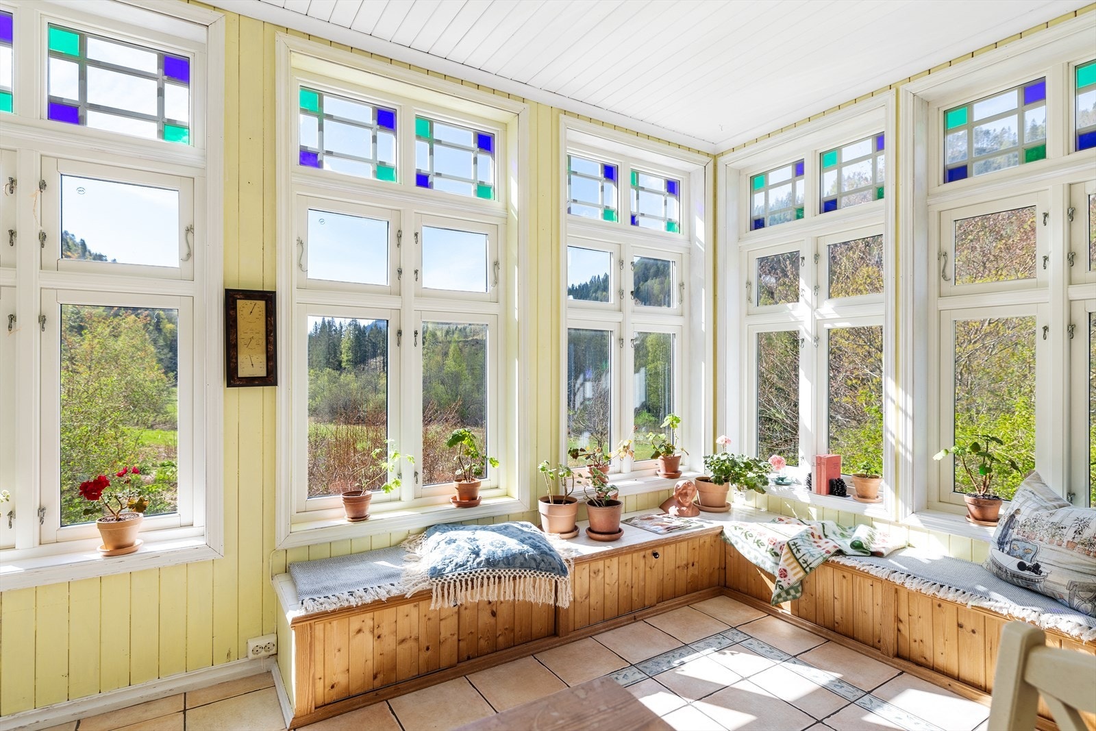 Lys og innbydende vinterhage med store vindusflater og flott utsyn mot vassdraget. Galleribilde