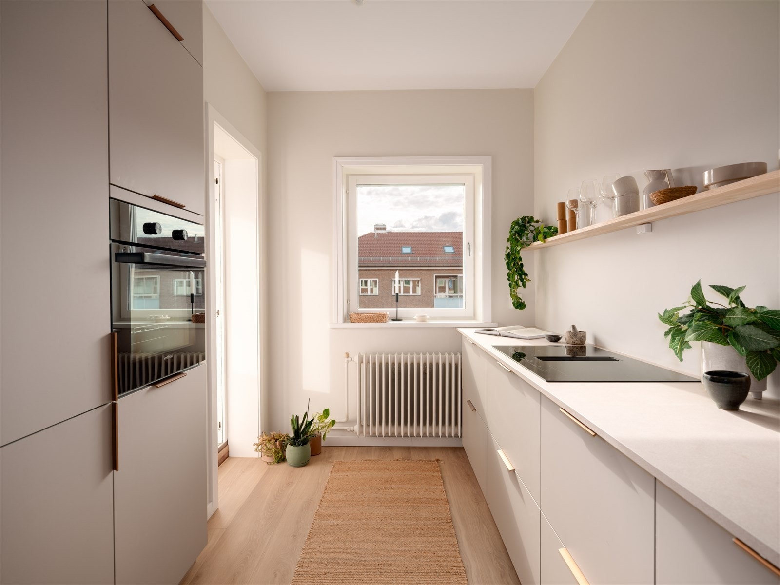 Nydelig kjøkken fra Kvik fra 2026 med glatte fronter og laminert benkeplate. Kjøkkenet har integrert kjøl/fryseskap, oppvaskmaskin, stekeovn og platetopp med integrert kullfiltervifte. Det er også installert komfyrvakt og vannstopper. Galleribilde