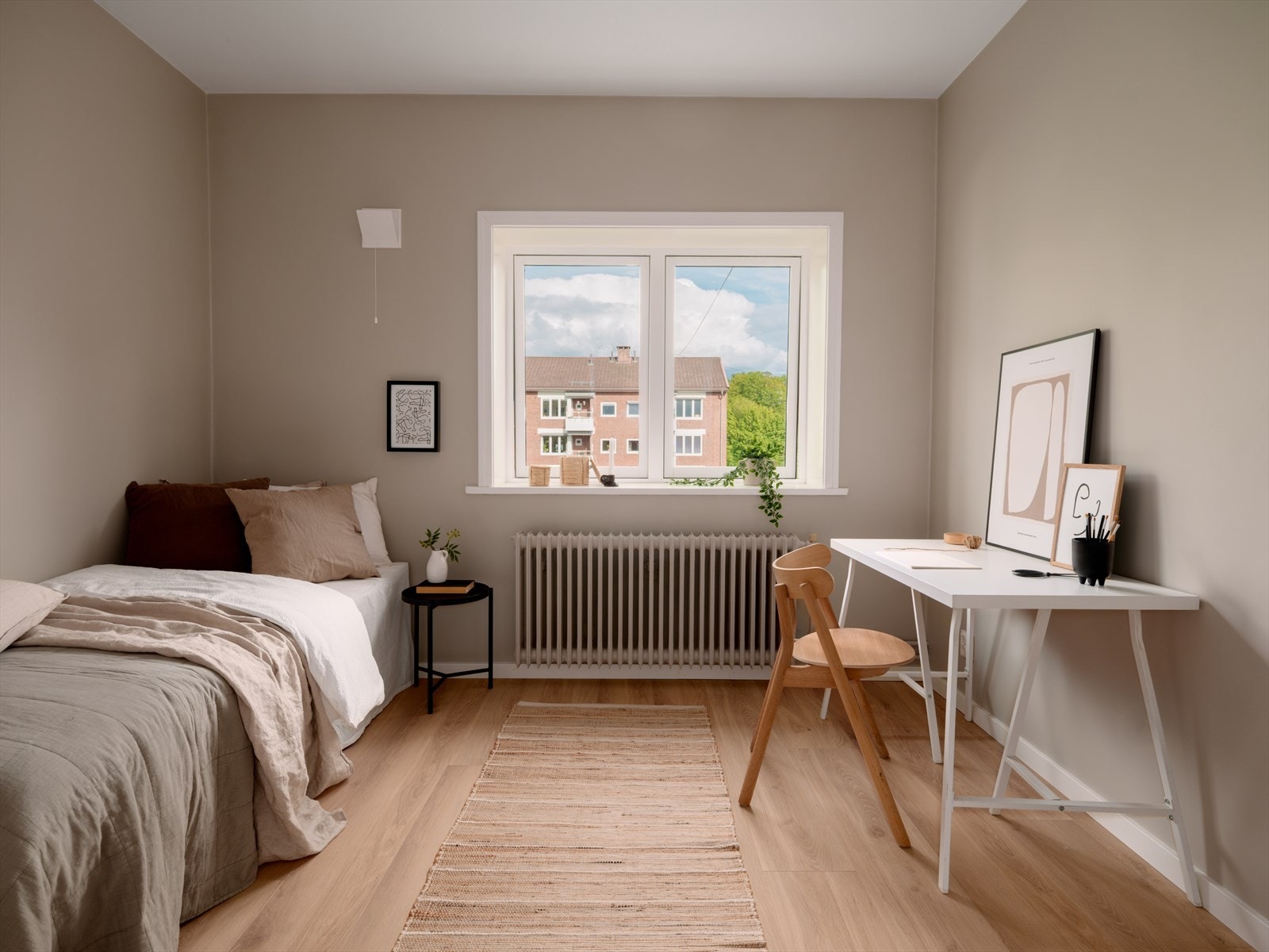 Soverom 2 har også god plass til seng, skrivepult og garderobeskap. Galleribilde
