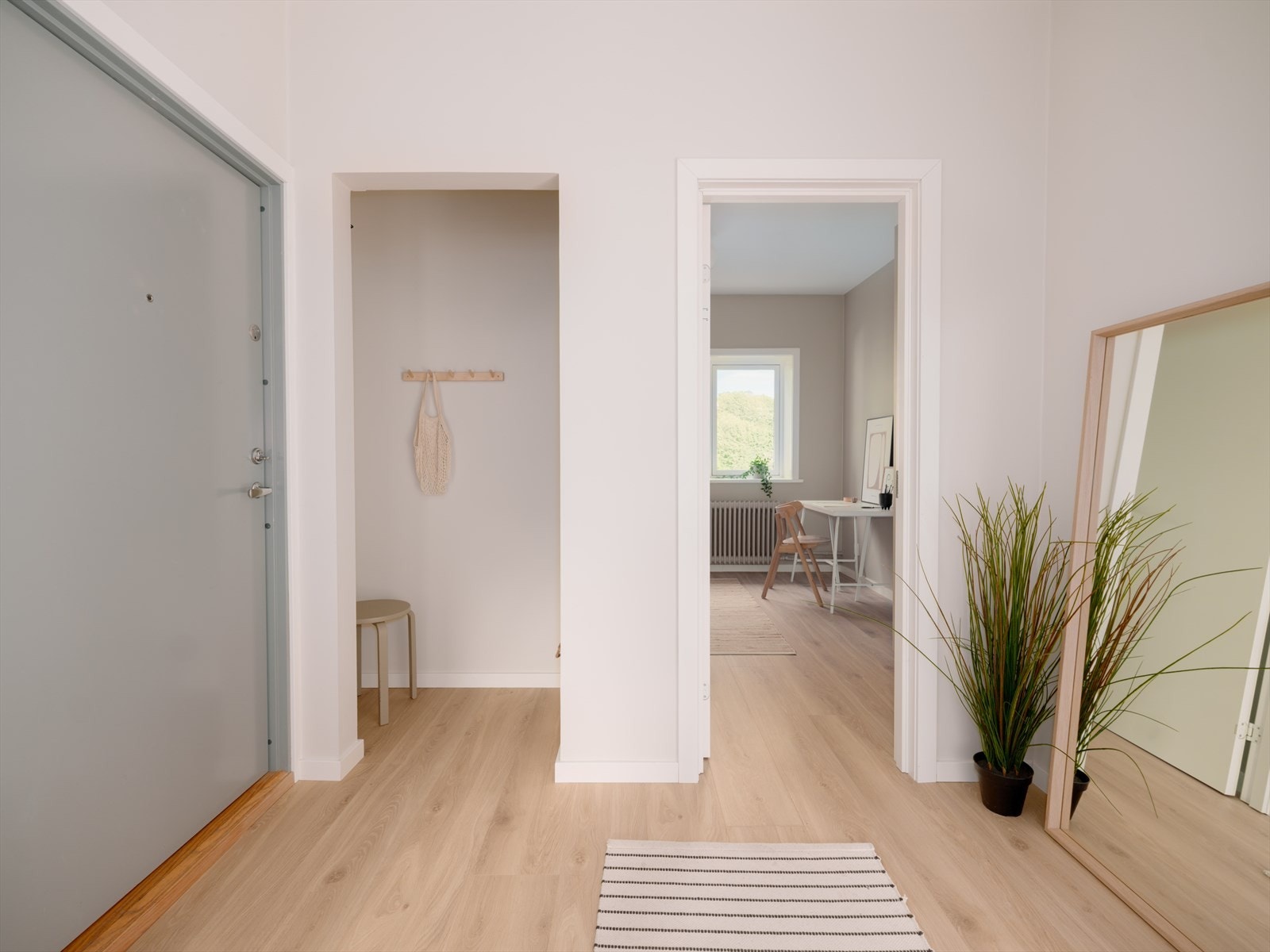 Lys og innbydende entré som gir et godt førsteinntrykk av boligen. Entréen har god plass til oppbevaring av sko og yttertøy i egen nisje. Galleribilde