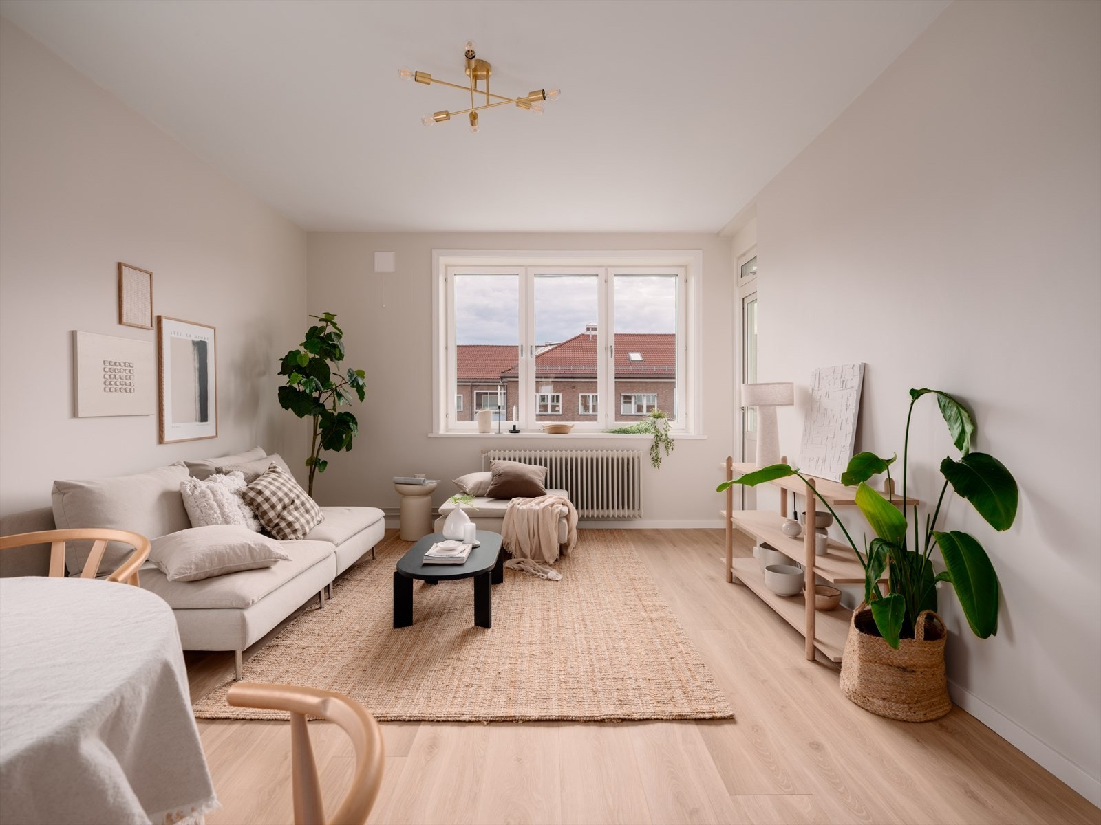 En flott og moderne 3-roms leilighet modernisert i 2026, med romslige oppholdsrom, rene linjer og flotte detaljer. Galleribilde