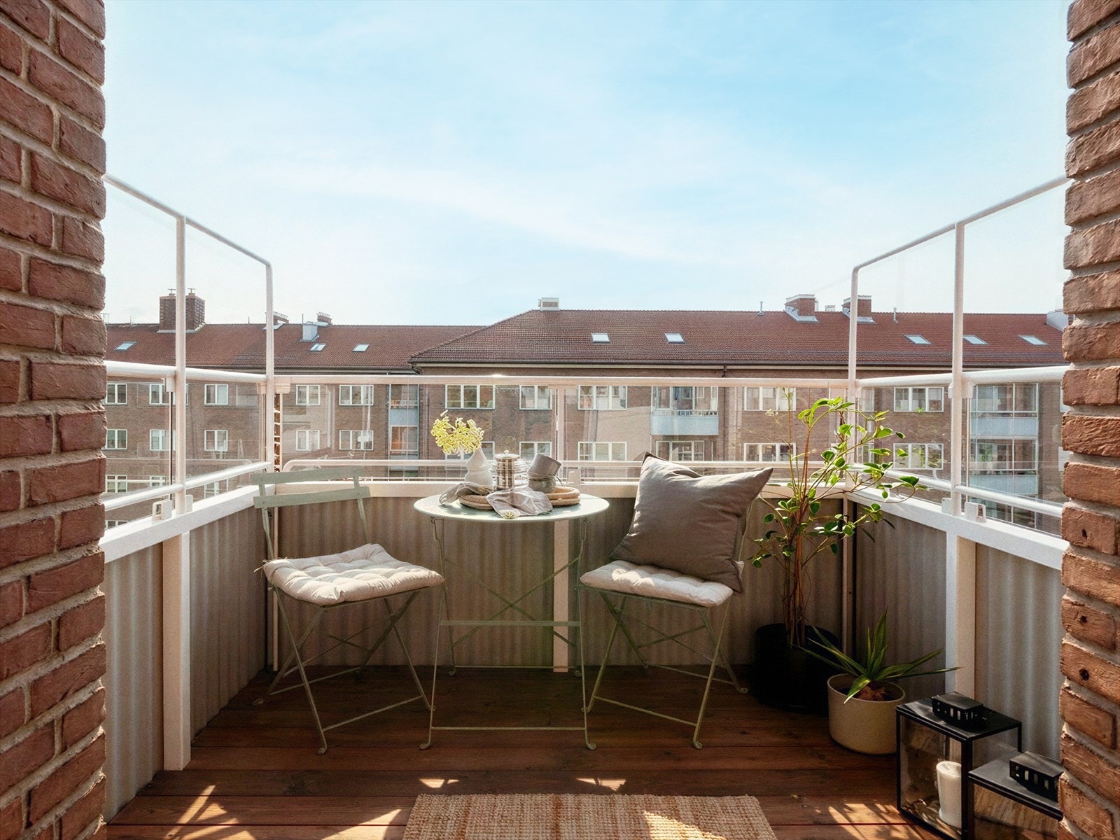 En herlig vestvendt balkong på 5 kvm med flotte solforhold og gode muligheter for å nyte lange ettermiddager og kvelder i solen. Galleribilde