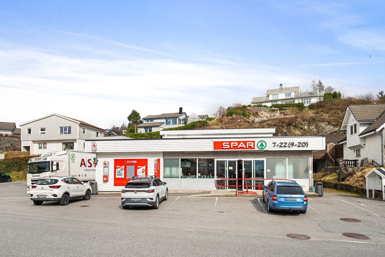 Spar Follese ligger like bortenfor boligen. Galleribilde