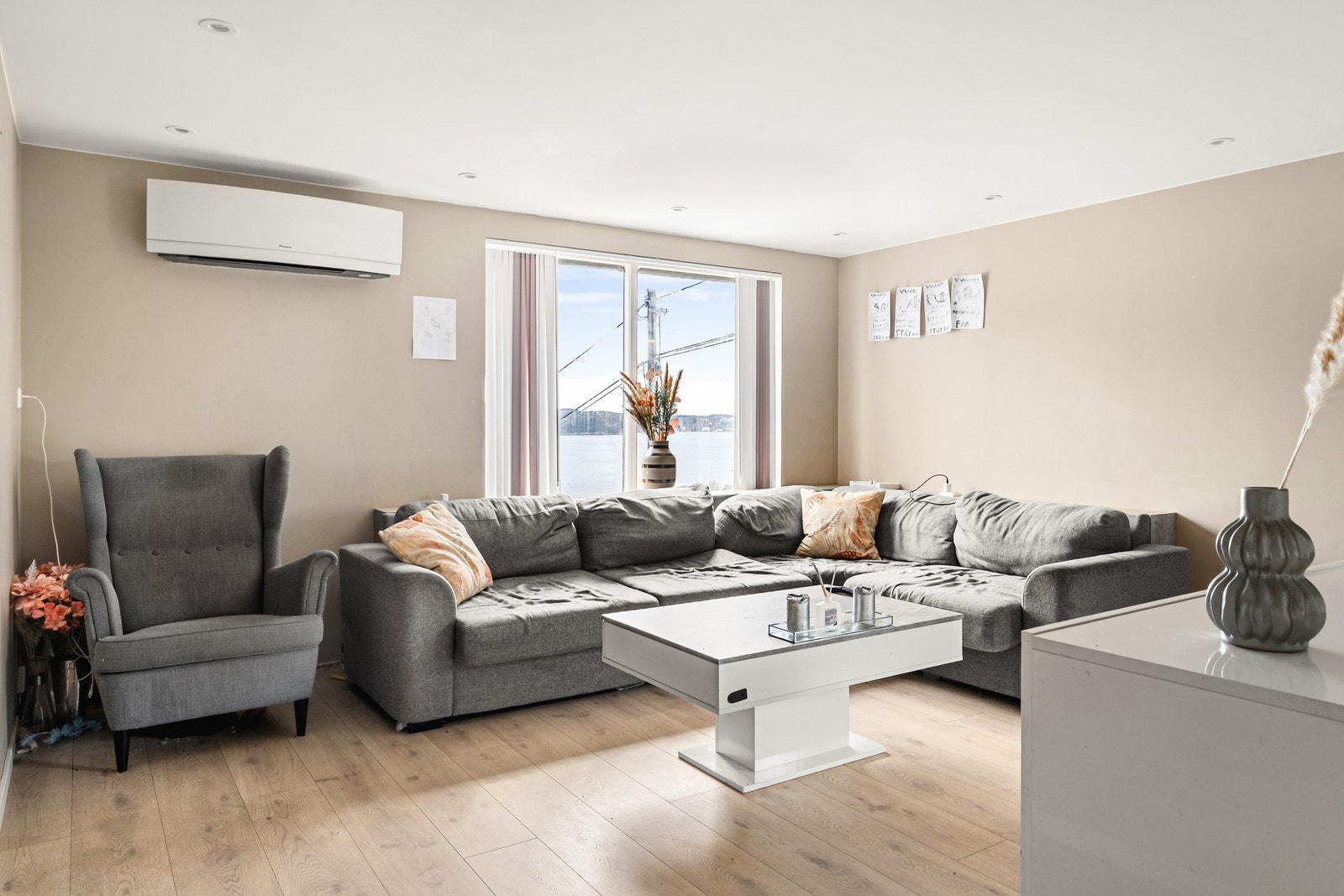Stuen måler 26,2 kvm og har plass til sofa, sofabord og annet ønsket møblement. Galleribilde