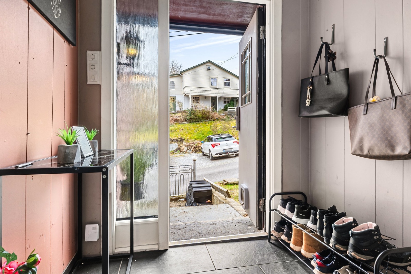 Entréen måler 3,4 kvm og har plass til oppbevaring av yttertøy og sko. Galleribilde