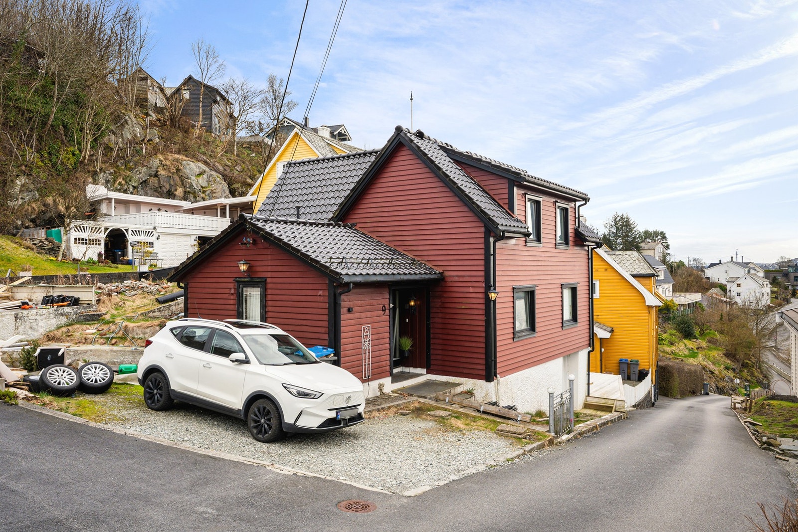 Det følger med parkering i garasje og biloppstillingsplass på egen tomt. Galleribilde