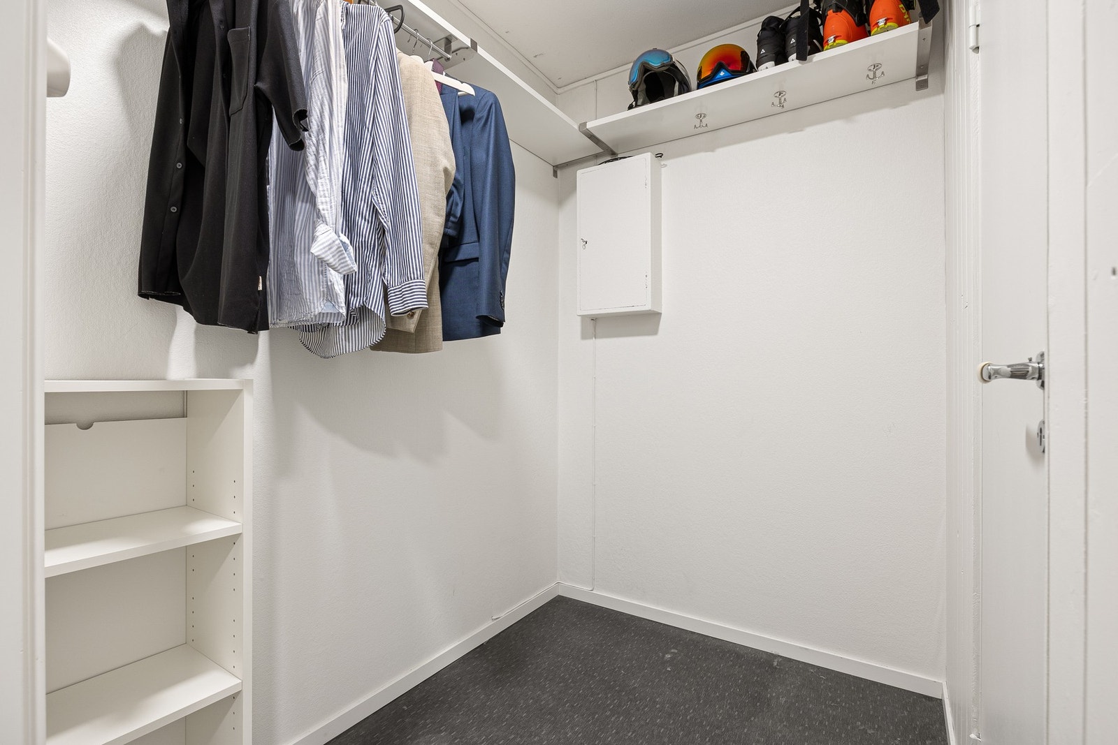 Egen bod 3,1 kvm som fungerer som walk-in-closet. Galleribilde