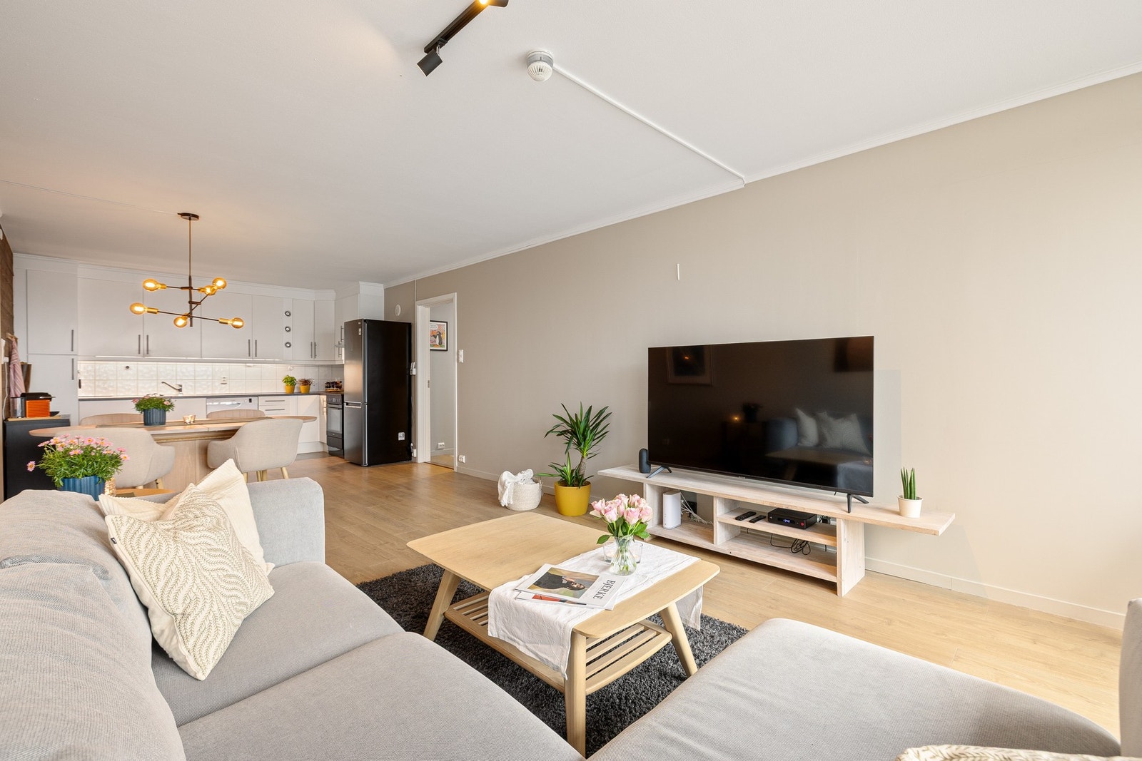 Gulv belagt med laminat. Vegger og himling av malte slette flater. Galleribilde