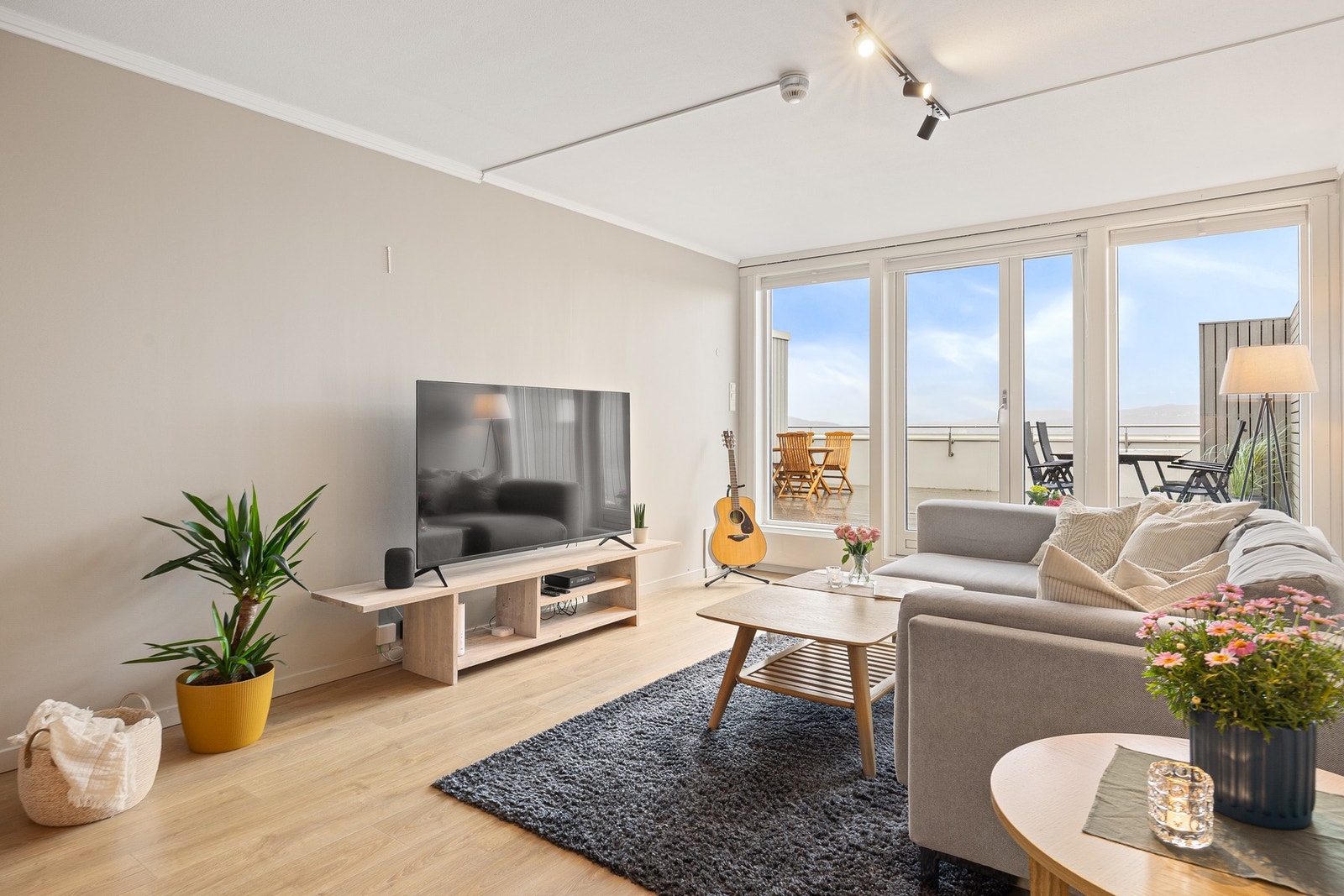 Leiligheten over holder en god standard da overflater ble pusset opp i 2022. Galleribilde