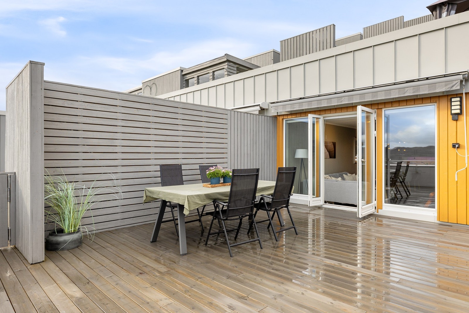 Ute finner man terrasse på hele 50 m². Galleribilde
