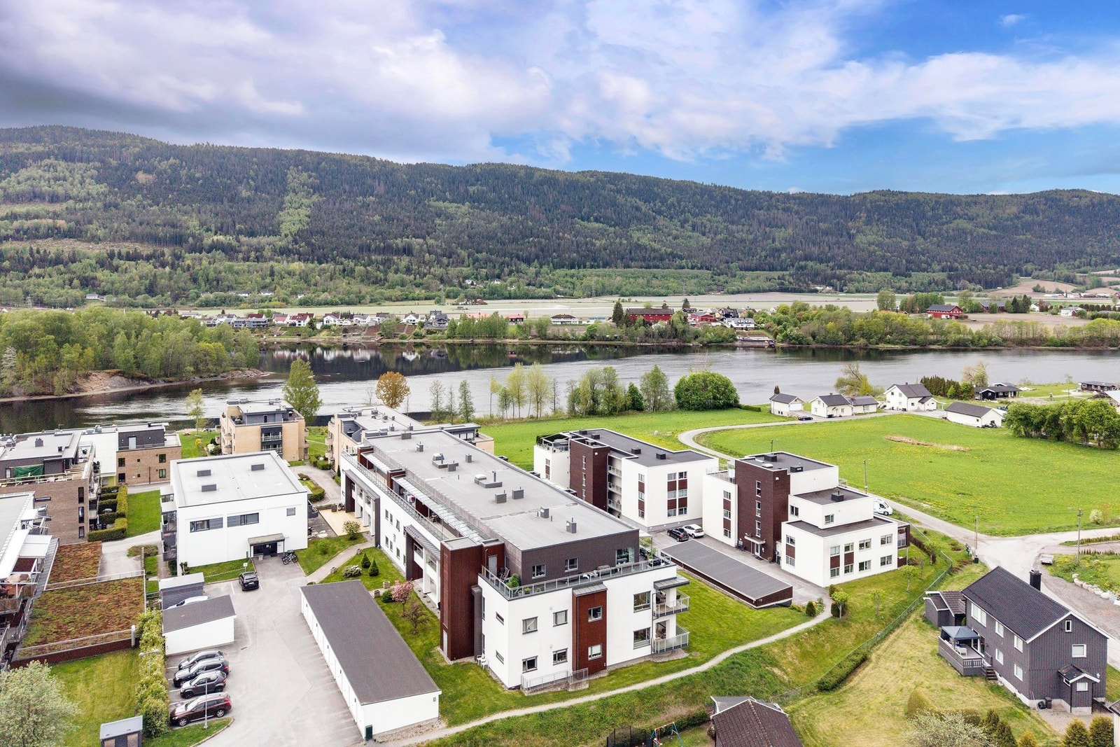Det er gjesteparkering både foran og bak bygget. Galleribilde