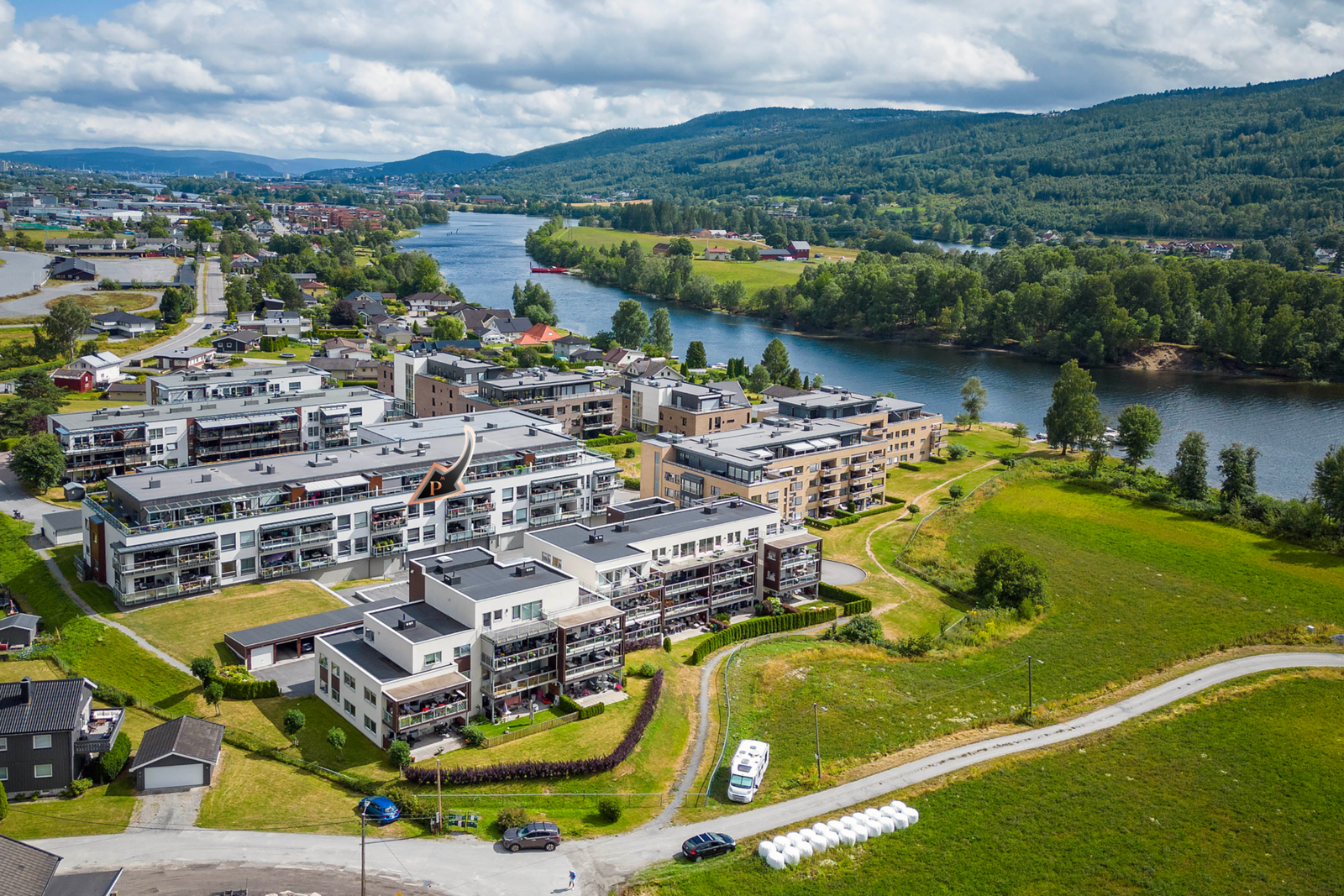 Eiendommen ligger attraktivt, rolig og idyllisk til, kun et steinkast fra bredden av Drammenselva. Galleribilde