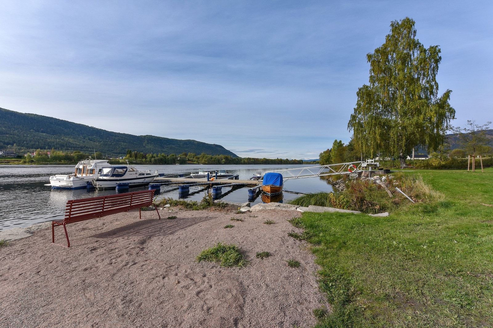 Det er umiddelbar nærhet til turstier med grillplasser, bade- og fiskeplasser og gode rekreasjonsmuligheter, samt kort gangavstand til busstopp, idrettsanlegg, treningssentre og butikker. Galleribilde
