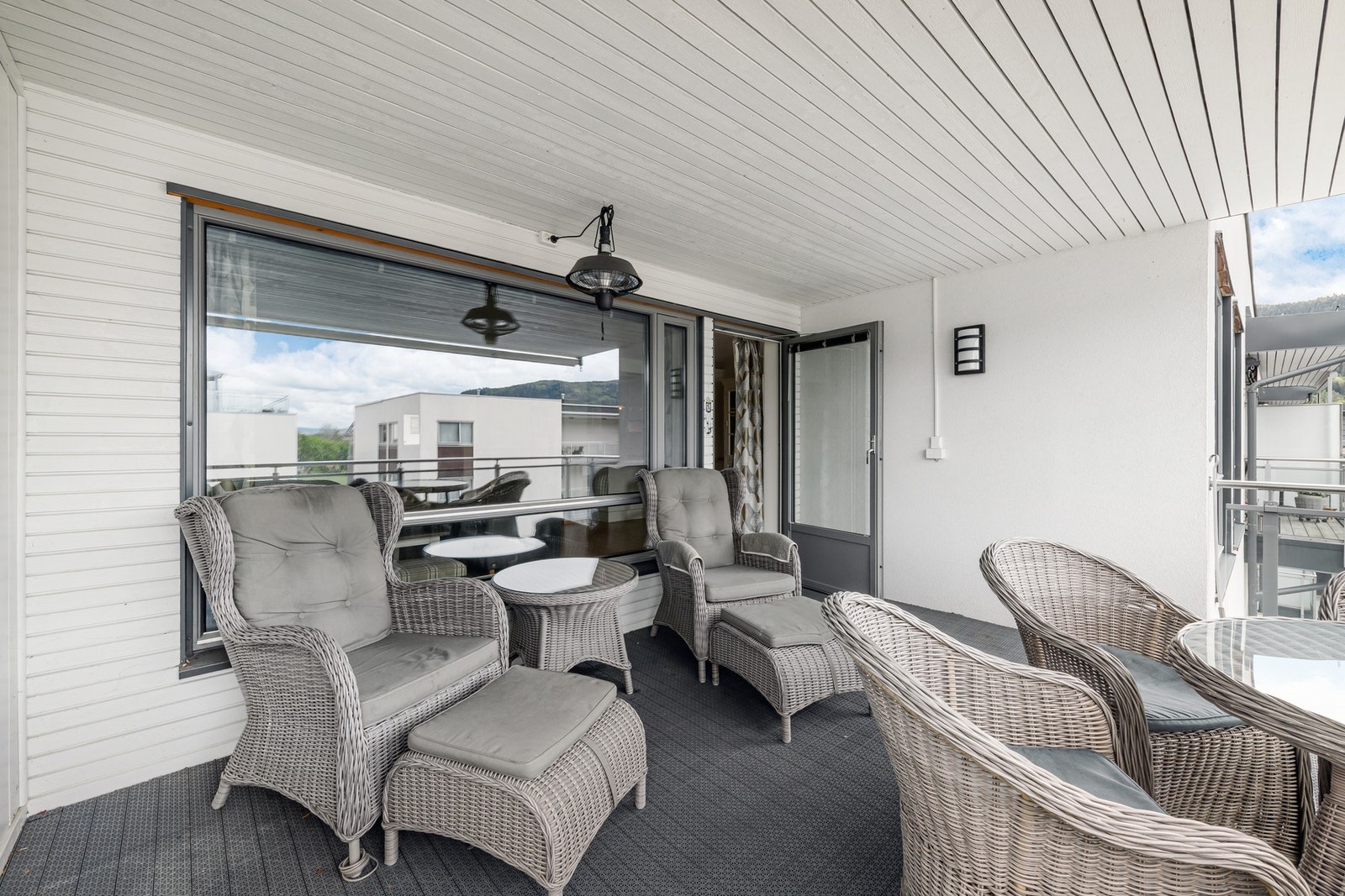 Det er montert markise som skjermer godt på varme dager og bidrar til en ekstra behagelig uteplass - perfekt for rolige morgenkaffer, hyggelige middager eller avslappende kvelder. Galleribilde