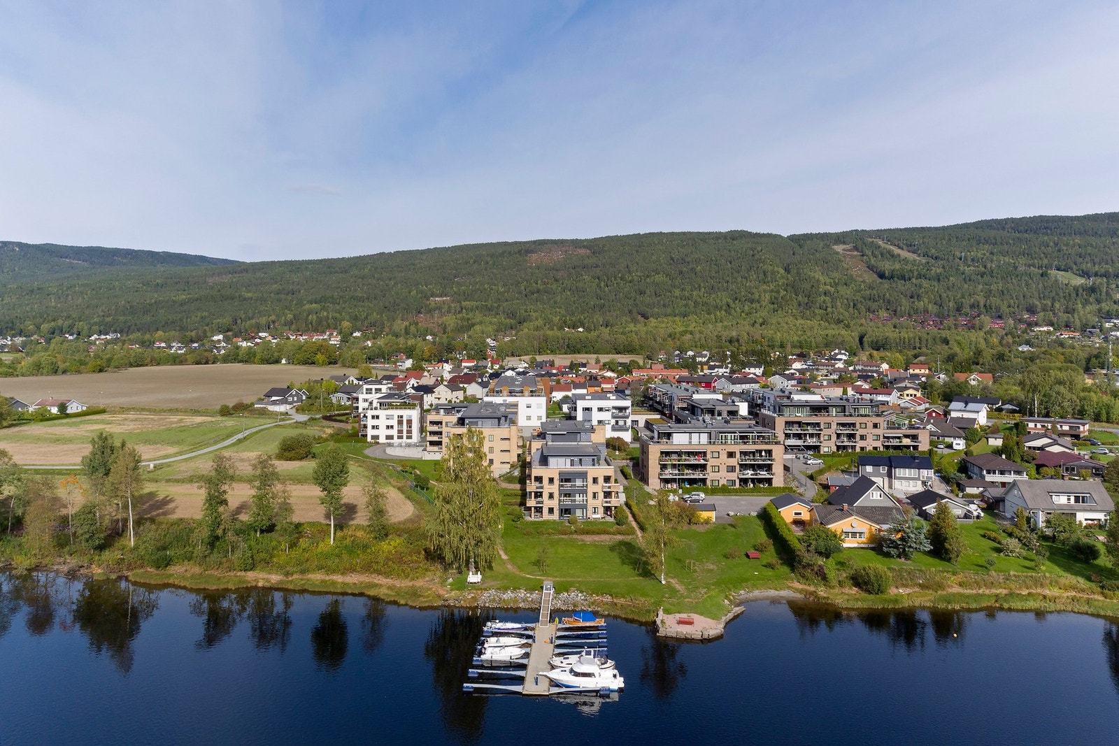 Elveparken i Drammen er en idyll, her kan du følge brede gang- og sykkelveier nedover langs elvebredden. Galleribilde