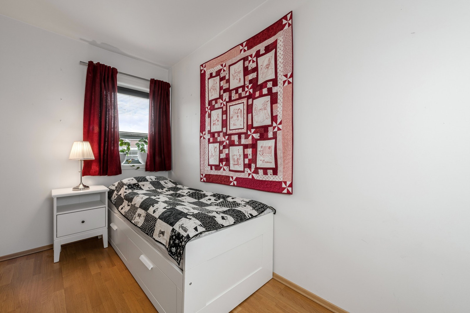Soverom nr. 2 med plass til garderobeskap. Galleribilde