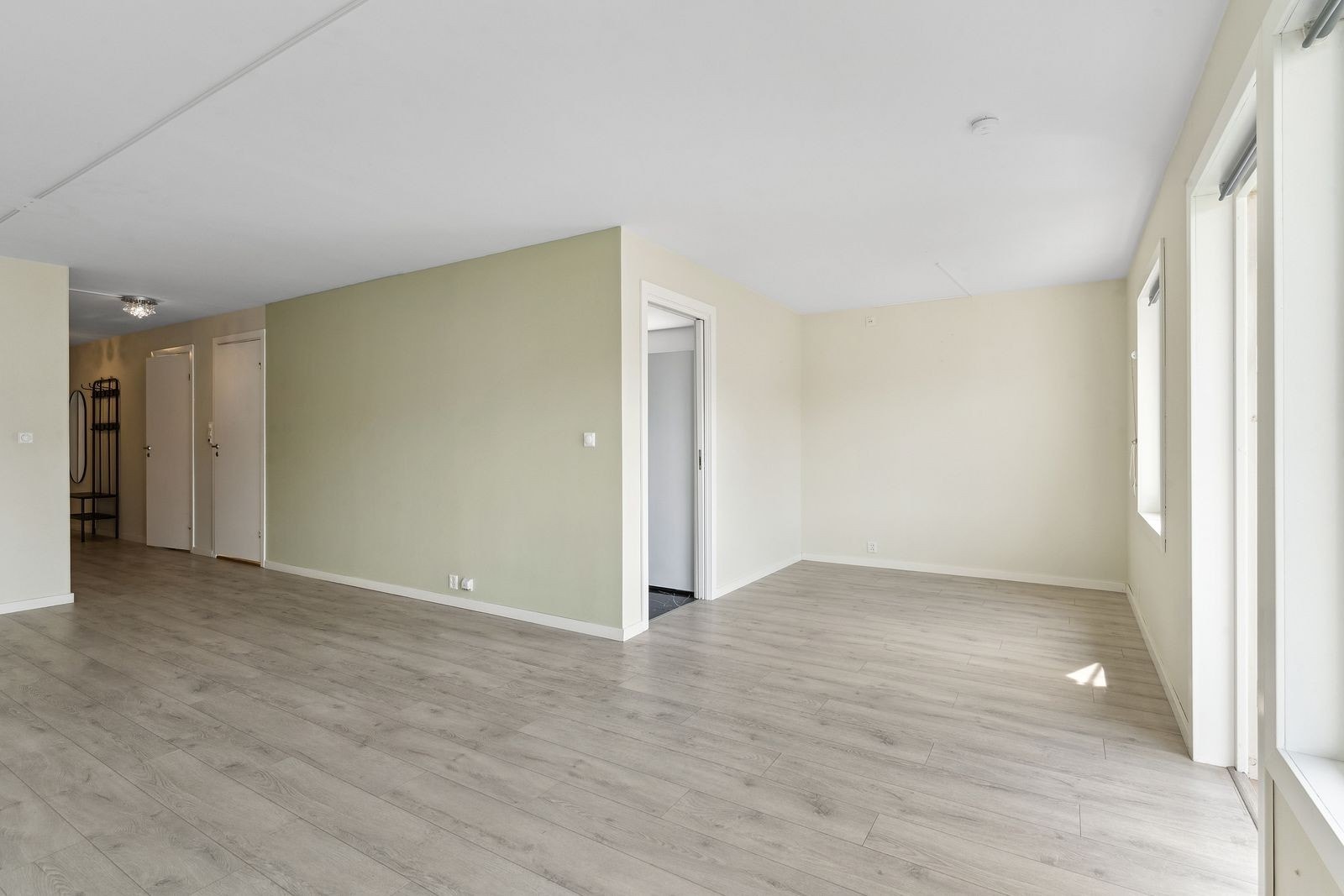 Stuen er delt inn i ulike soner som gir gode møbleringsmuligheter. Galleribilde