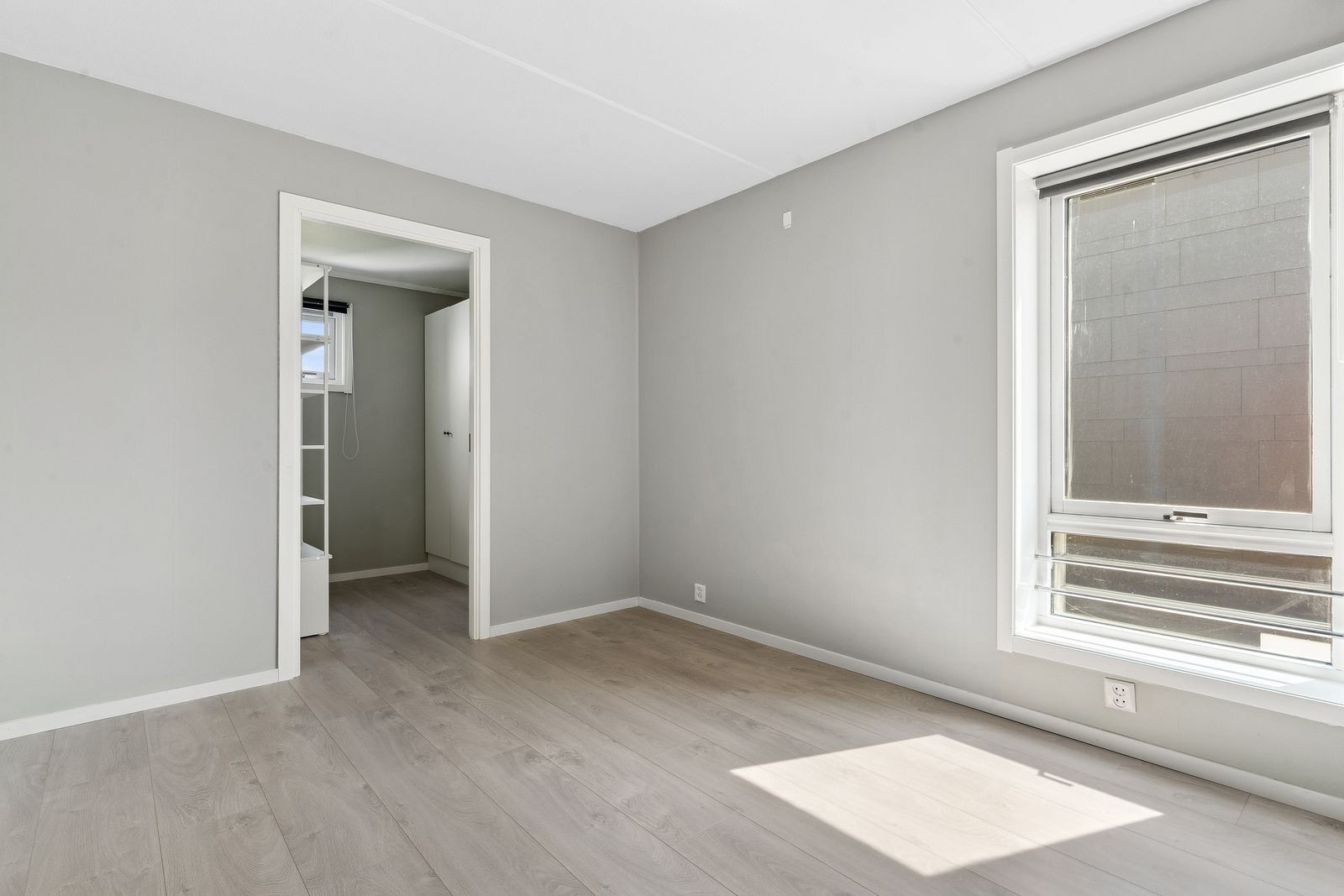 Hovedsoverommet har egen walk-in som gir ekstra oppbevaringsplass. Galleribilde