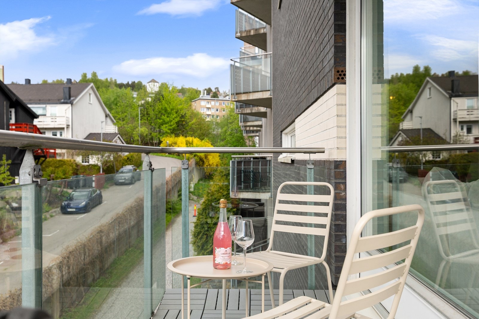 Balkongen er overbygd og utstyrt med utelys samt dobbel stikkontakt. Galleribilde