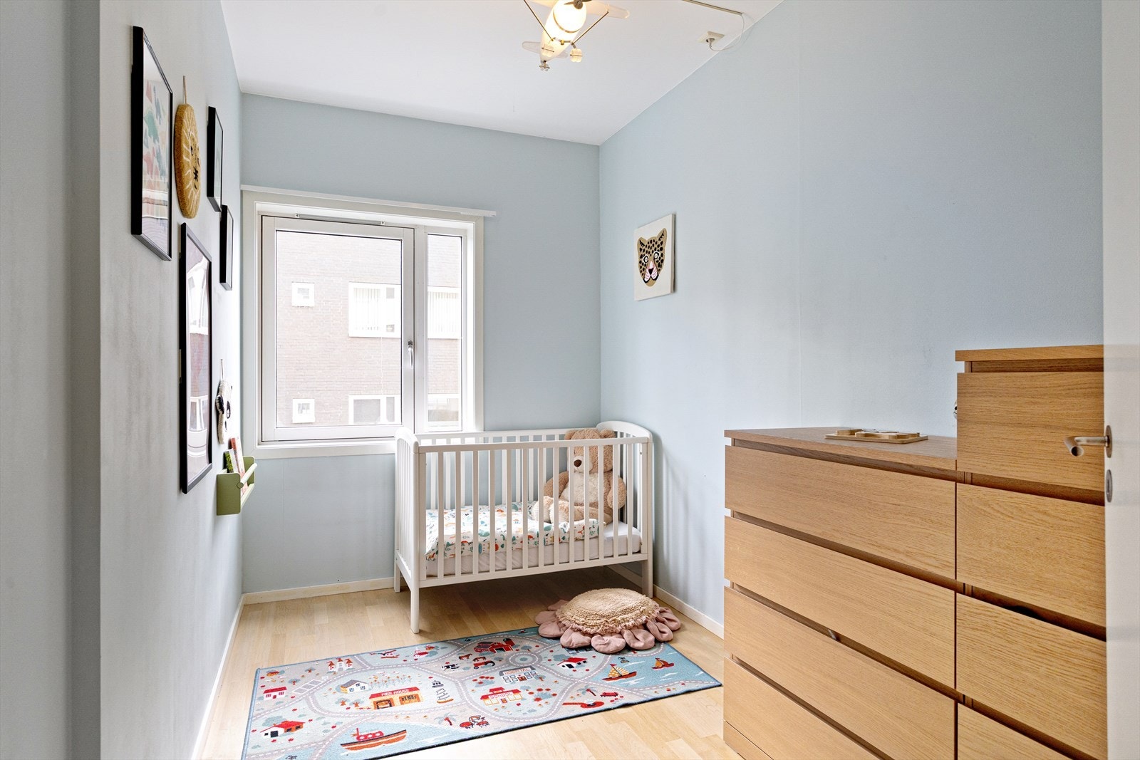 Soverom 2 har god plass til seng og øvrig møblement. Galleribilde
