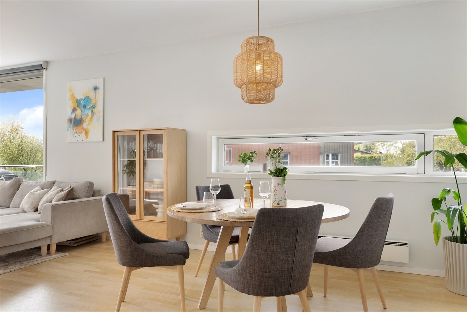 Stuen har god plass til spisebord, noe som gir fine rammer for hyggelige måltider og sosiale sammenkomster med familie og venner. Galleribilde
