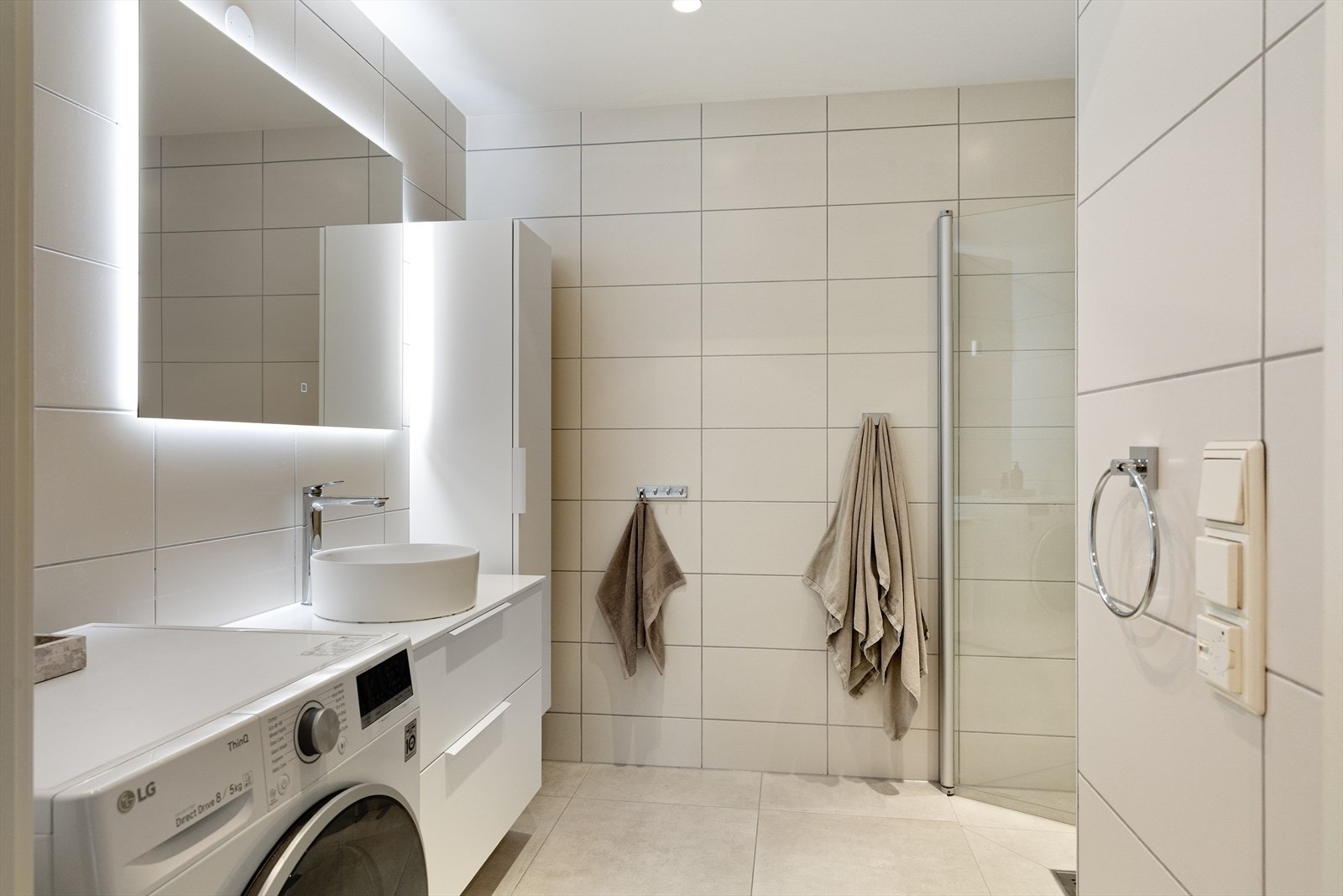 Delikat, flislagt baderom med gulvvarme og downlights i himlingen. Badet ble oppgradert i 2024 med flis-på-flis på gulvet samt ny baderomsinnredning. Galleribilde