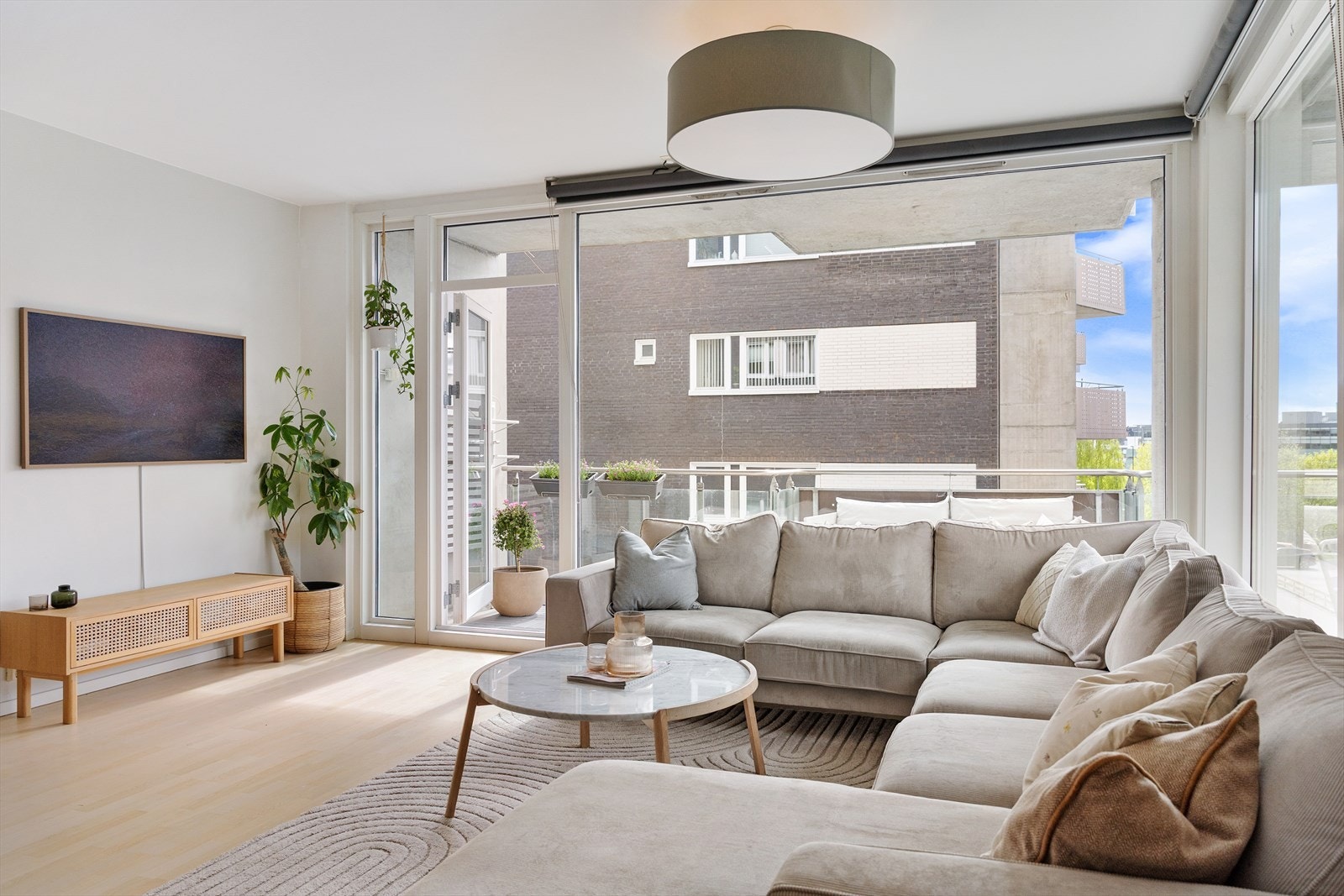 Fra stuen er det utgang til balkongen. Galleribilde