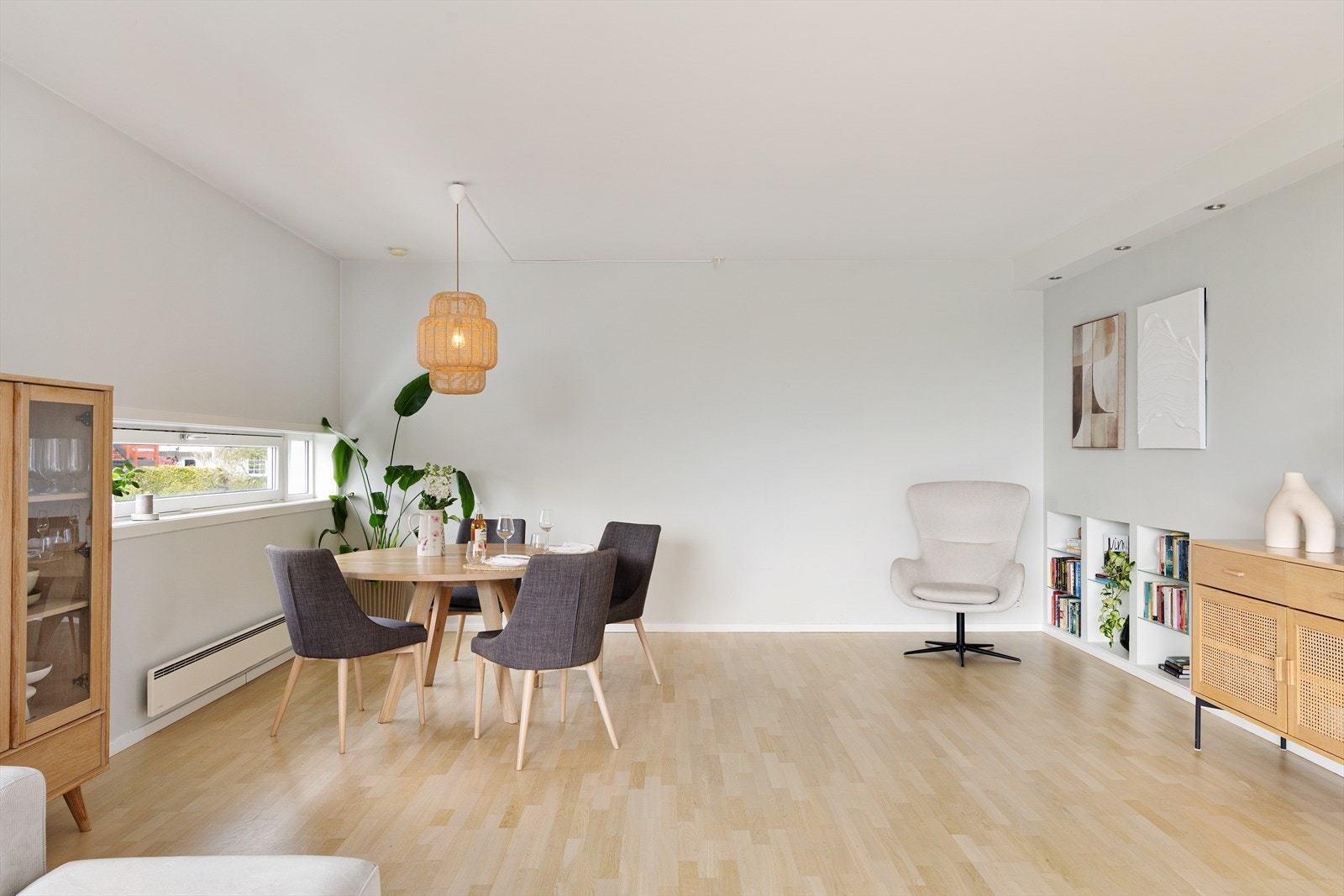 Det er etablert downlights i nedsenket kassehimling i deler av stuen, noe som gir et moderne uttrykk og behagelig belysning. Galleribilde