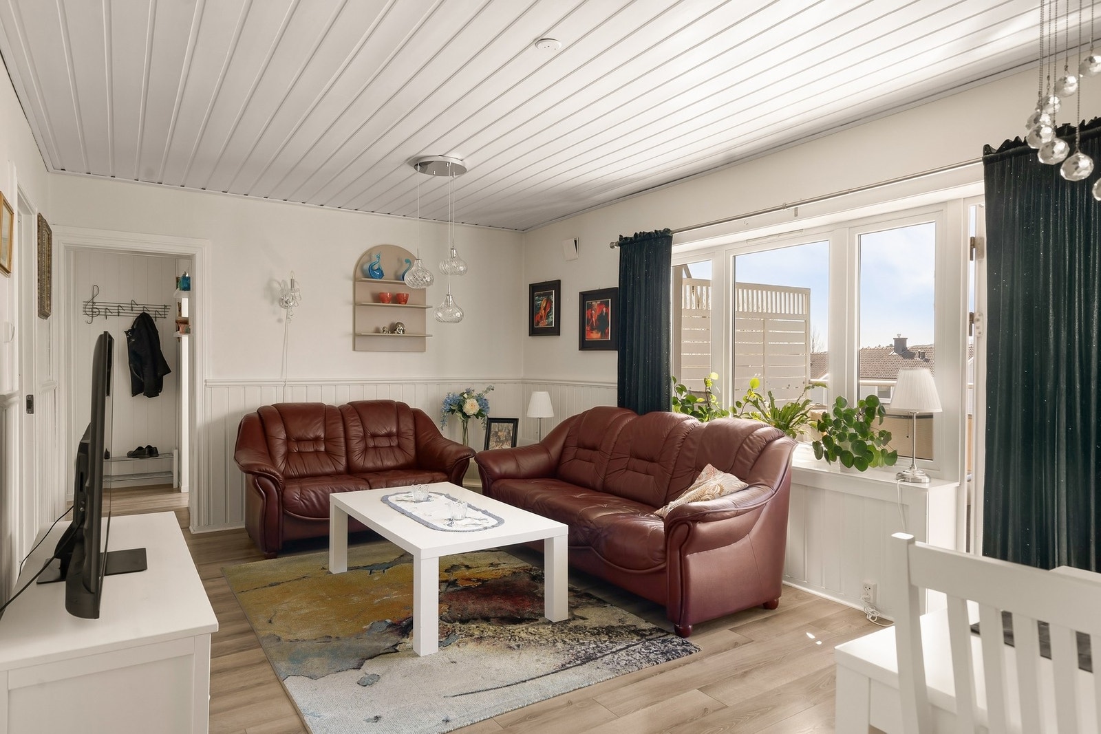 Det er god plass til både sofakrok og spisestue. Galleribilde